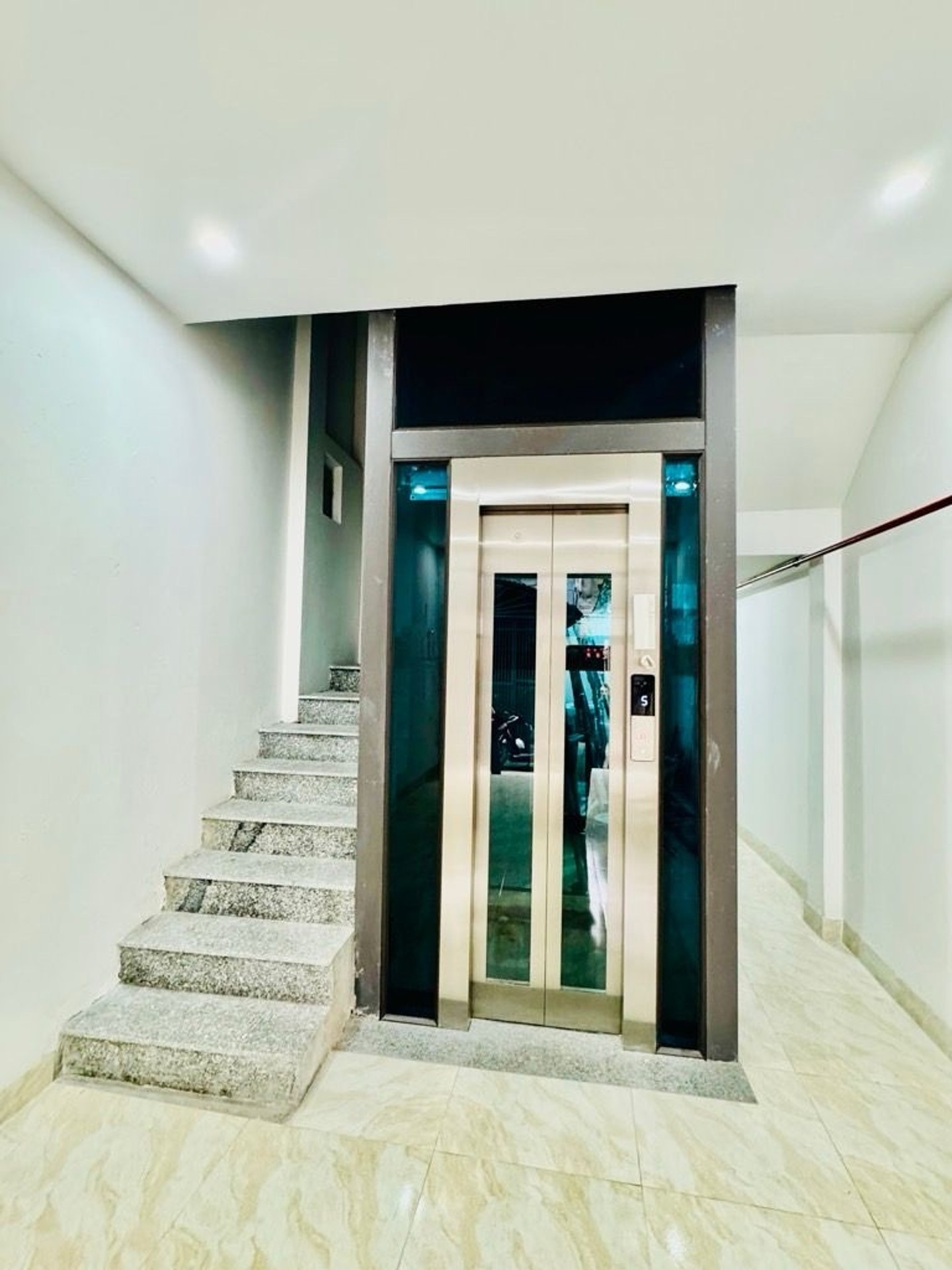 Nhà đẹp mặt ngõ ô tô, thang máy, dòng tiền 50 triệu/tháng tại Quận Hoàng Mai