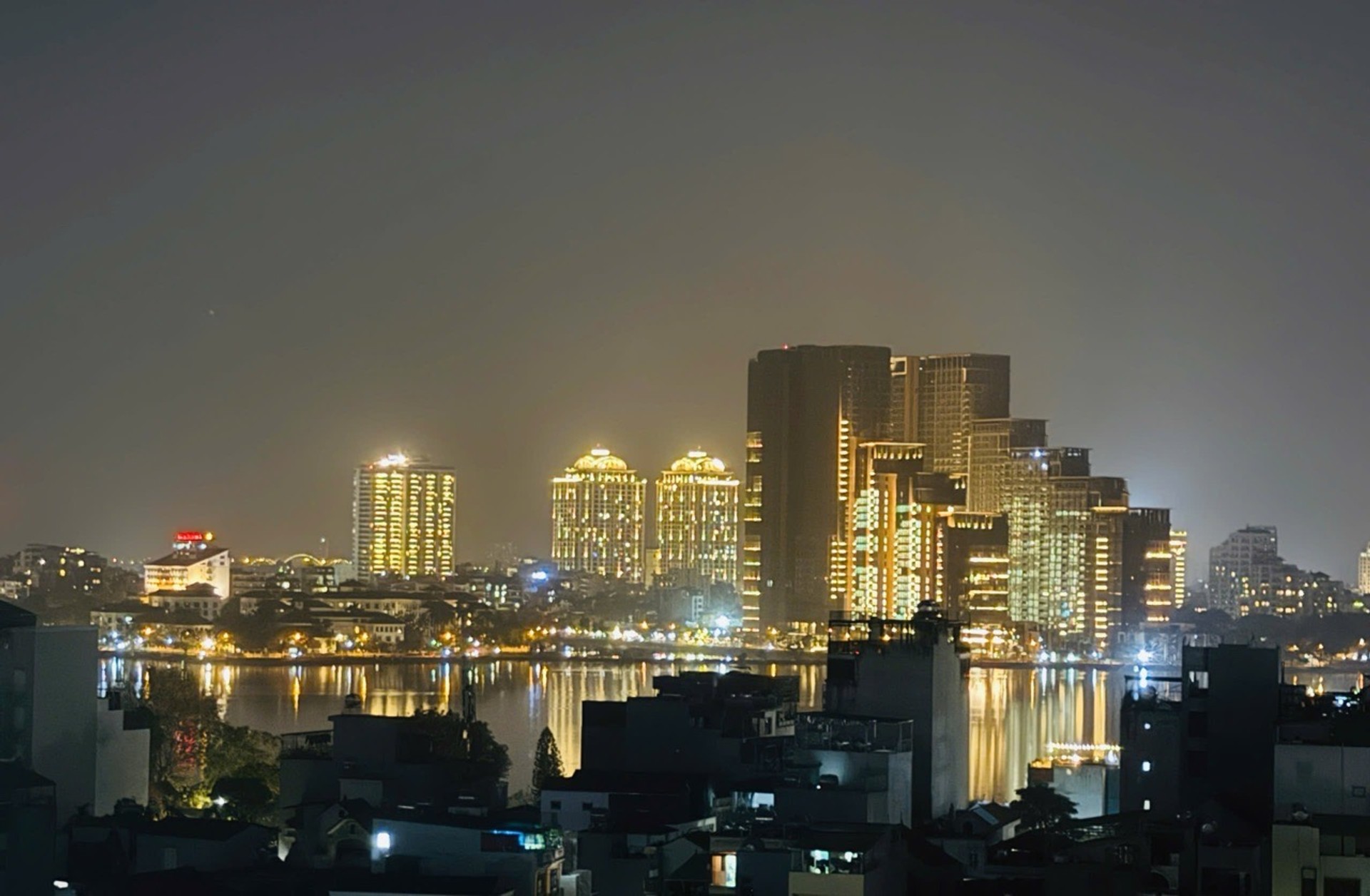 Chính chủ cần bán nhanh chung cư 2 ngủ LÔ GÓC - Tây Hồ