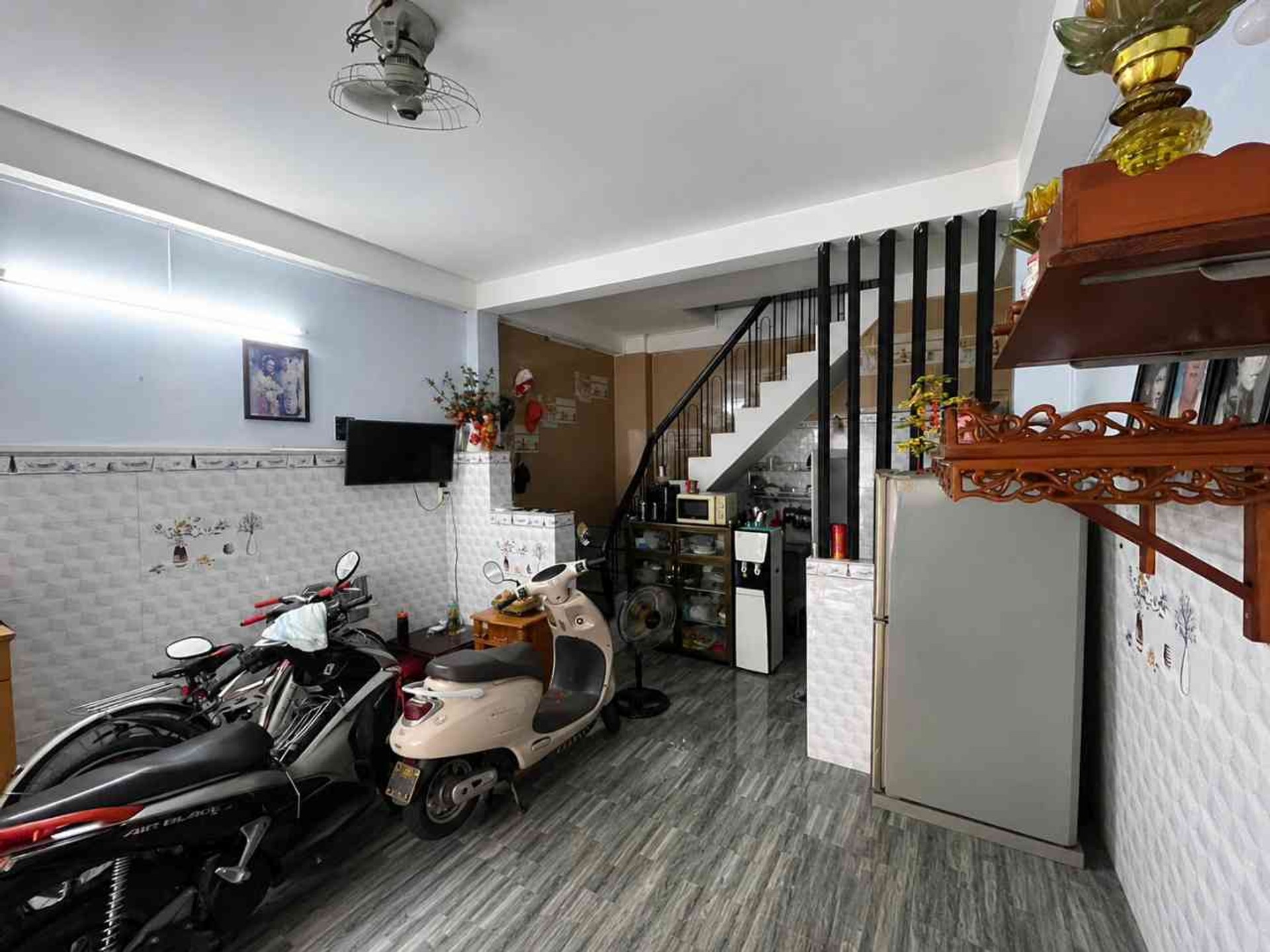 Nhà 2 tầng, hẻm xe hơi rộng, giá hấp dẫn ngay Tân Bình