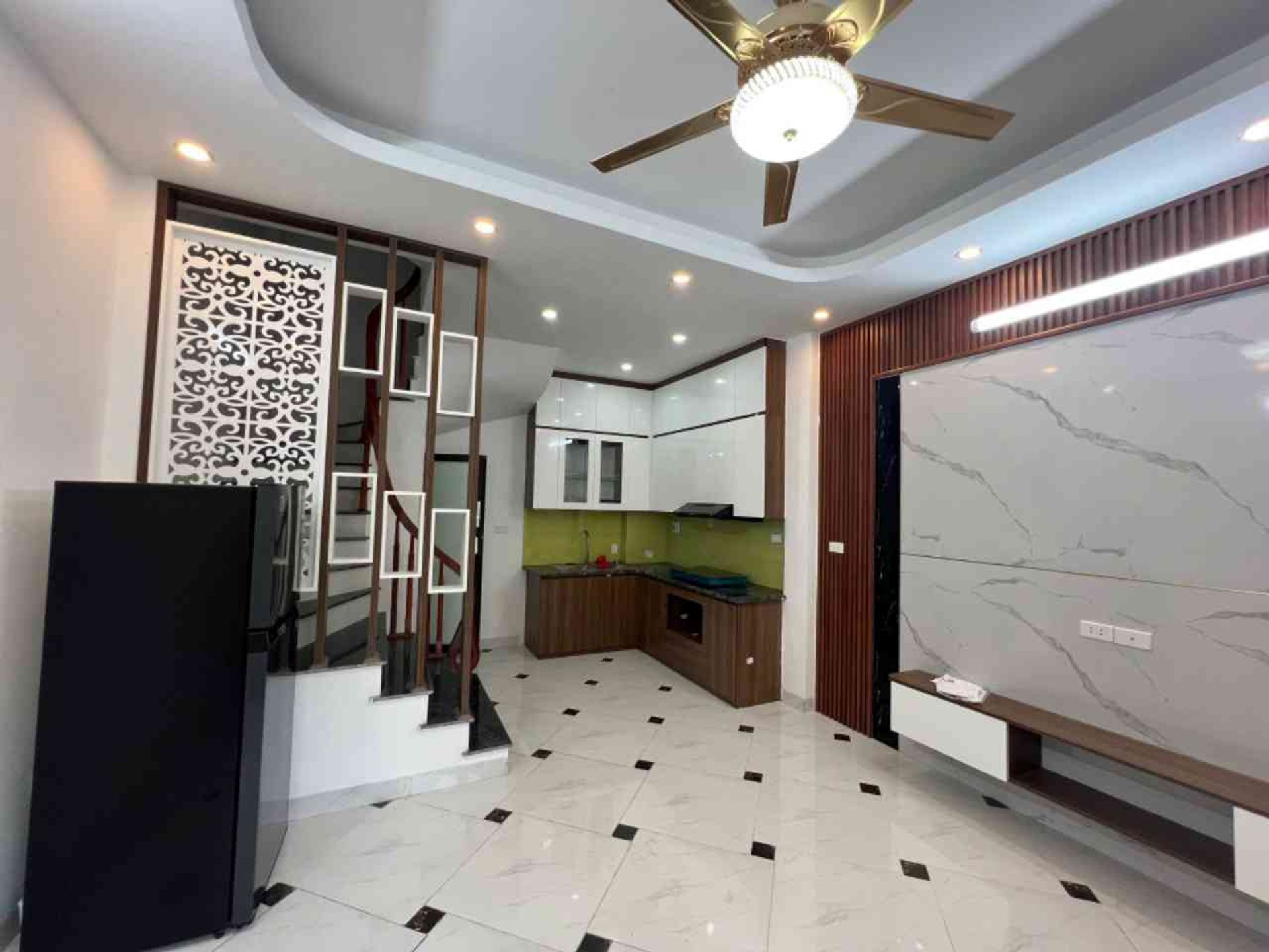 Bán nhà riêng 5 tầng tại Thạch Bàn, gần ngã tư lớn, thuận tiện di chuyển