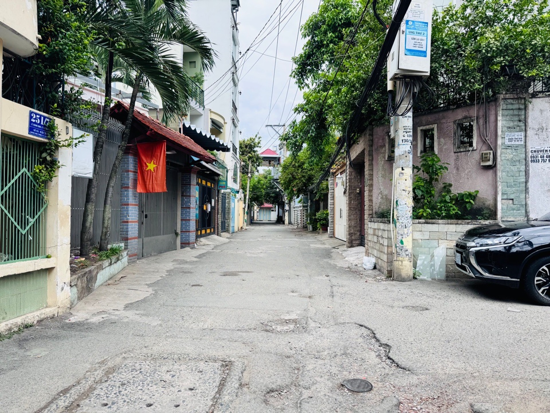 Biệt thự hiện đại 4 tầng với gara ô tô tại trung tâm Bình Thạnh