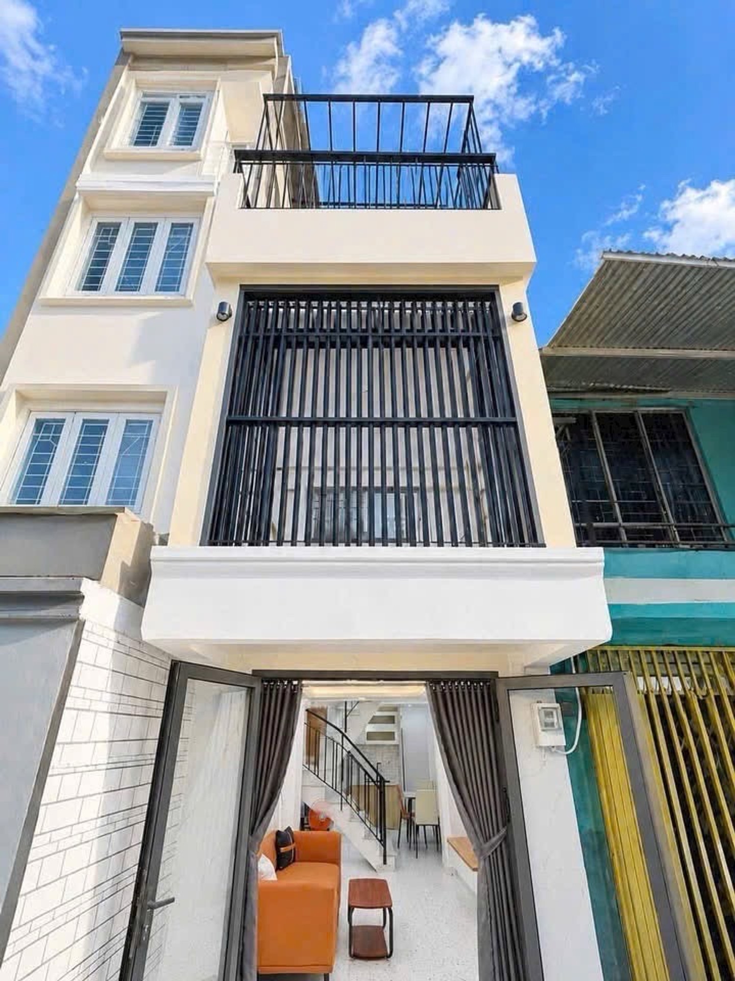 Giảm ngay nửa tỉ, nhà mới đẹp, hẻm 1 trục, giáp q1, 3 tầng 3pn (sân thượng). PL chuẩn, hc đủ