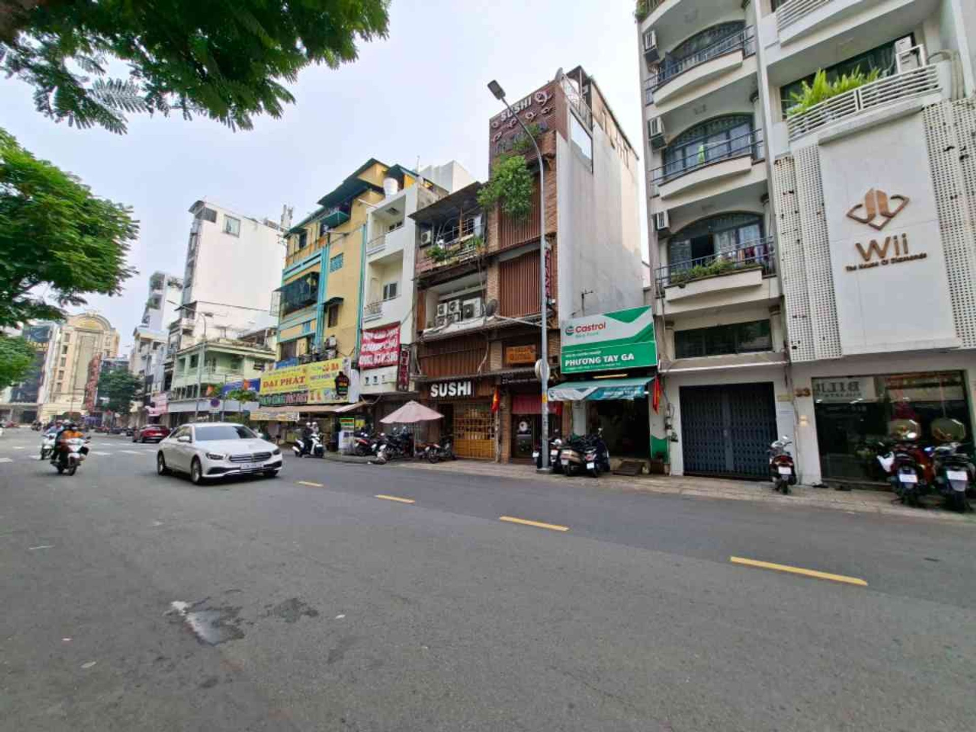 Vị trí cốt lõi: Nằm ngay tâm điểm Quận 3 – khu vực cực kỳ sầm uất, giáp ranh Quận 1, Quận 10 và Q