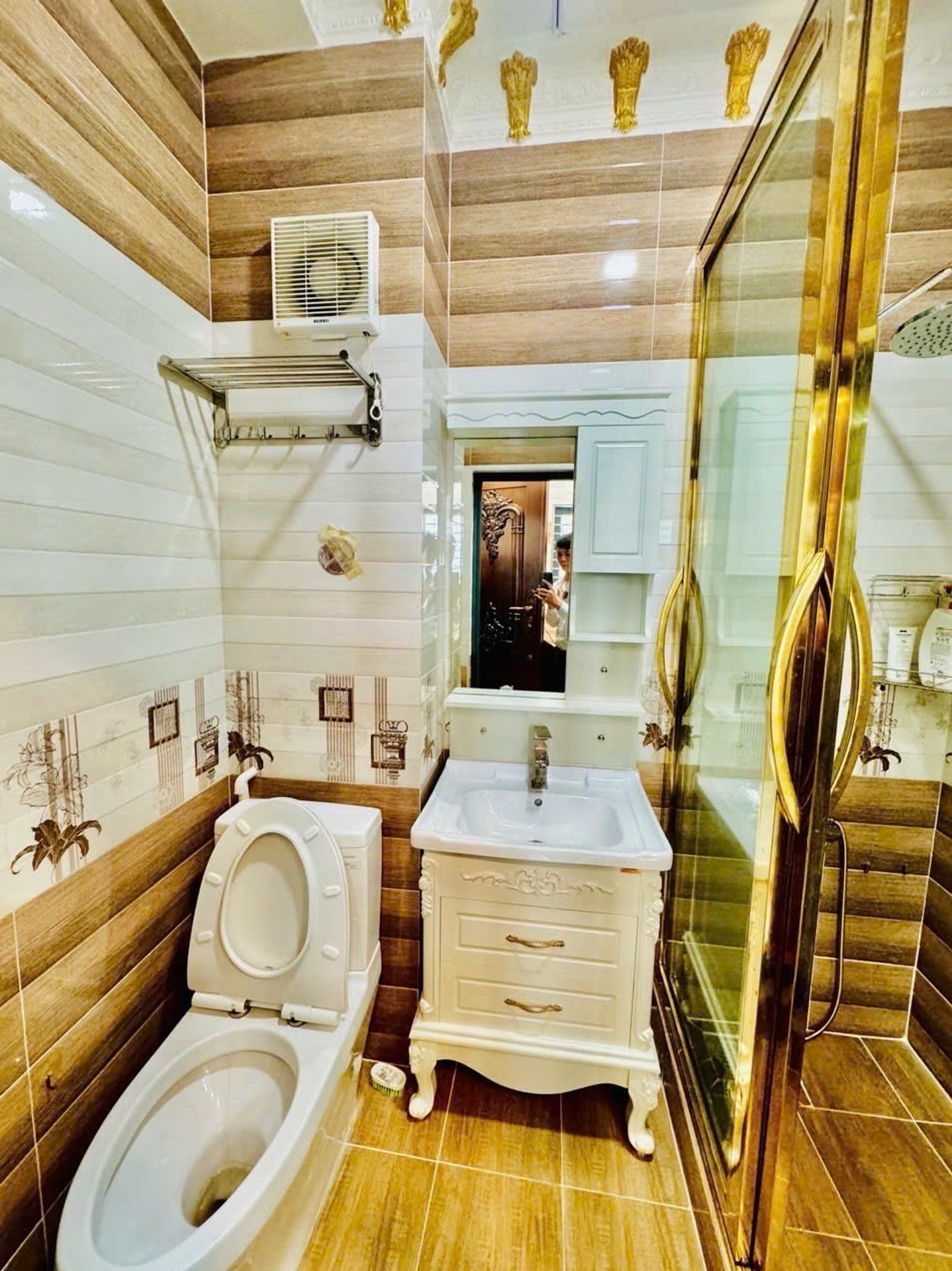 Siêu phẩm căn góc mặt tiền hẻm xe hơi tại Quận 8 với thang máy hiện đại