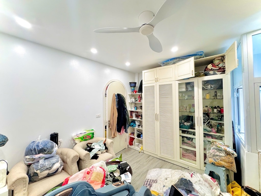 Nhà 4 tầng ngõ thông, ô tô đỗ cửa, sống tiện nghi
