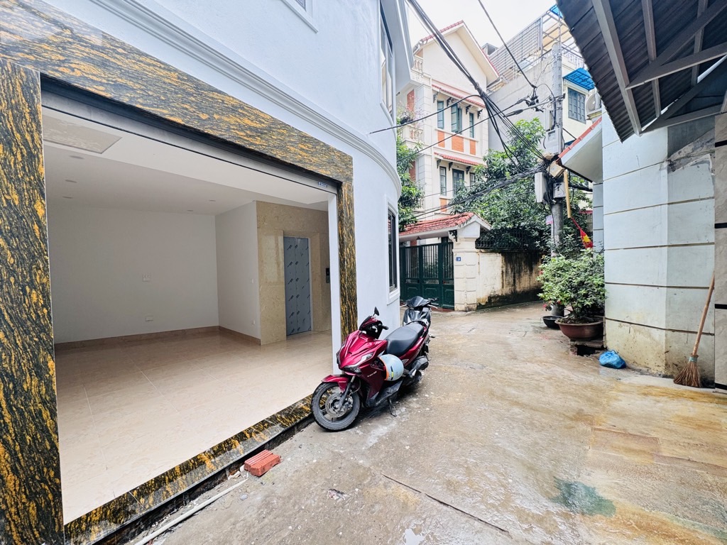 Bán nhà riêng 6 tầng, diện tích 30.1m², ngõ ô tô, gần phố Nguyễn Lam