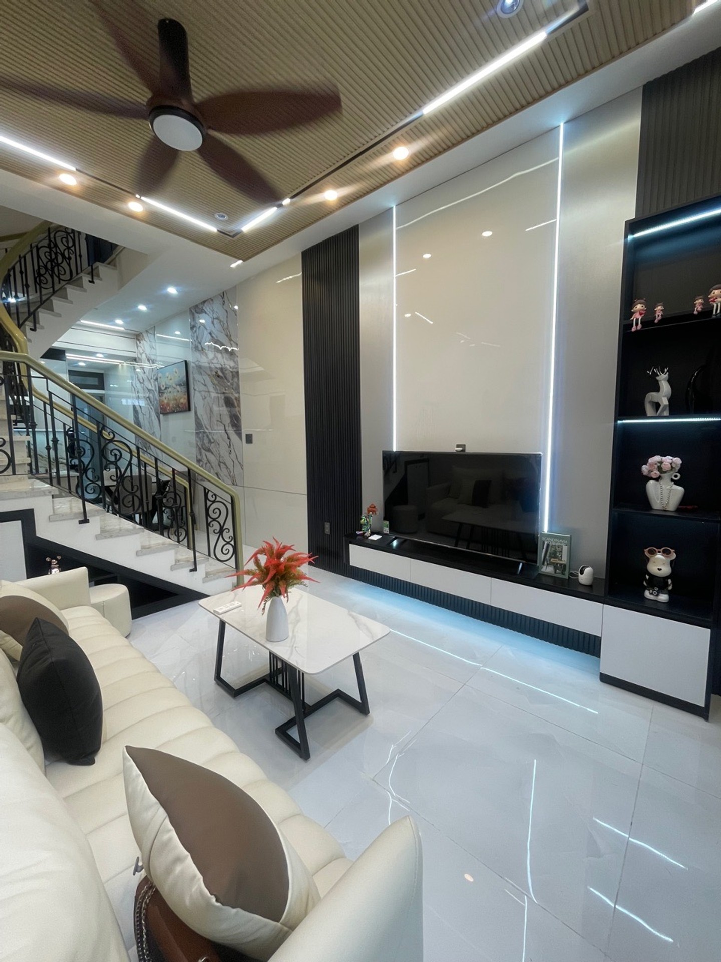 Nhà 2 tầng đầy đủ nội thất công năng, trung tâm Đà Nẵng gần cầu Rồng, giá 4,x ty.