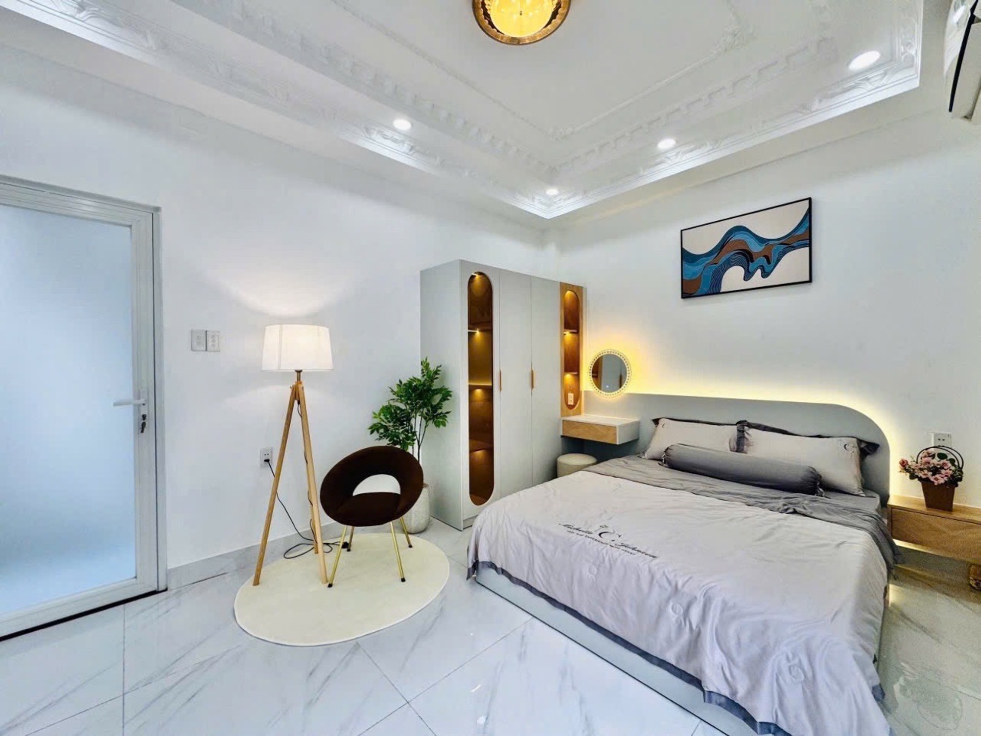 Nhà góc 2 mặt thoáng, 5 tầng hiện đại tại quận trung tâm