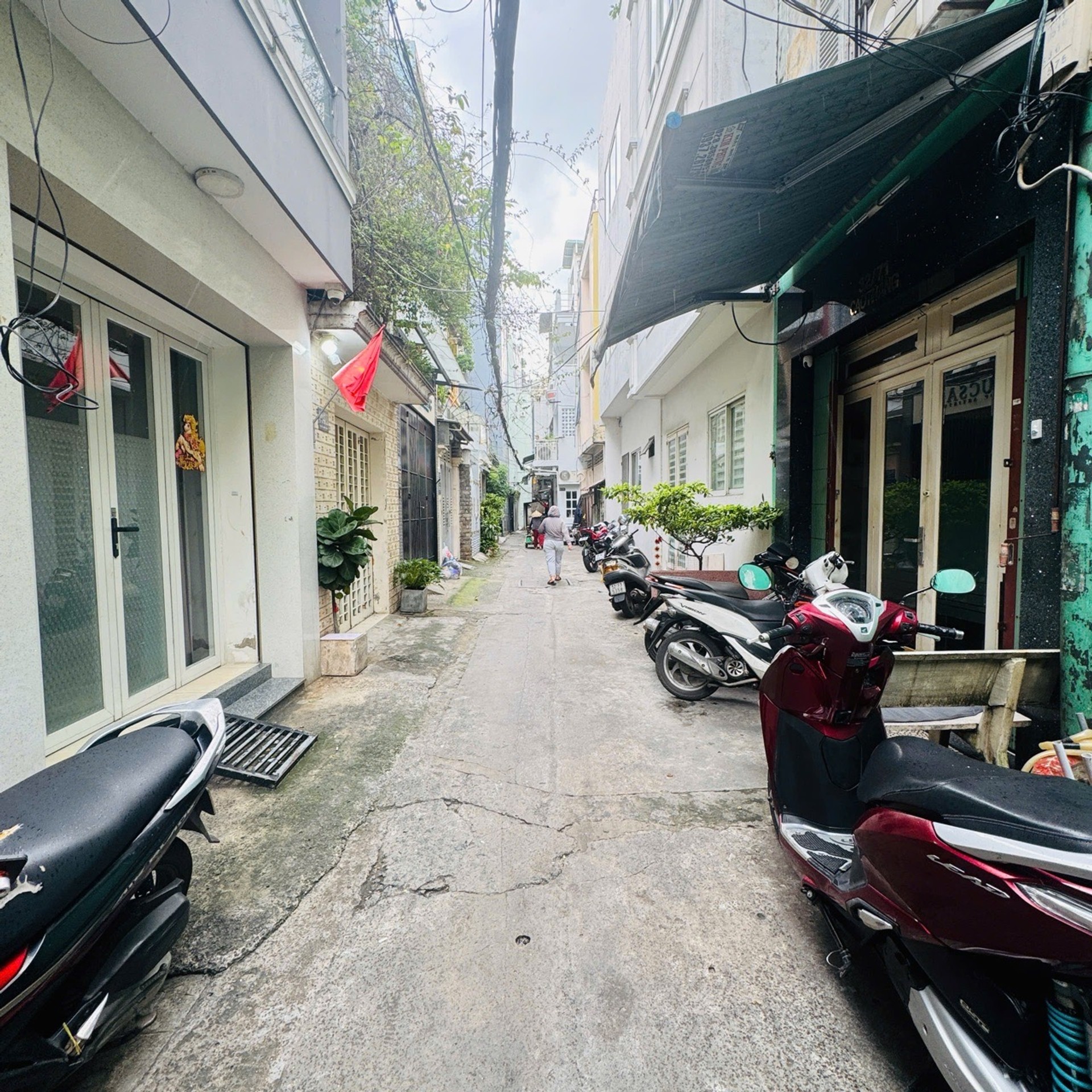 Vị trí: Nhà nằm trên trục Nguyễn Đình Chiểu, khu trung tâm Quận 3, kết nối nhanh Cao Thắng, Cách M