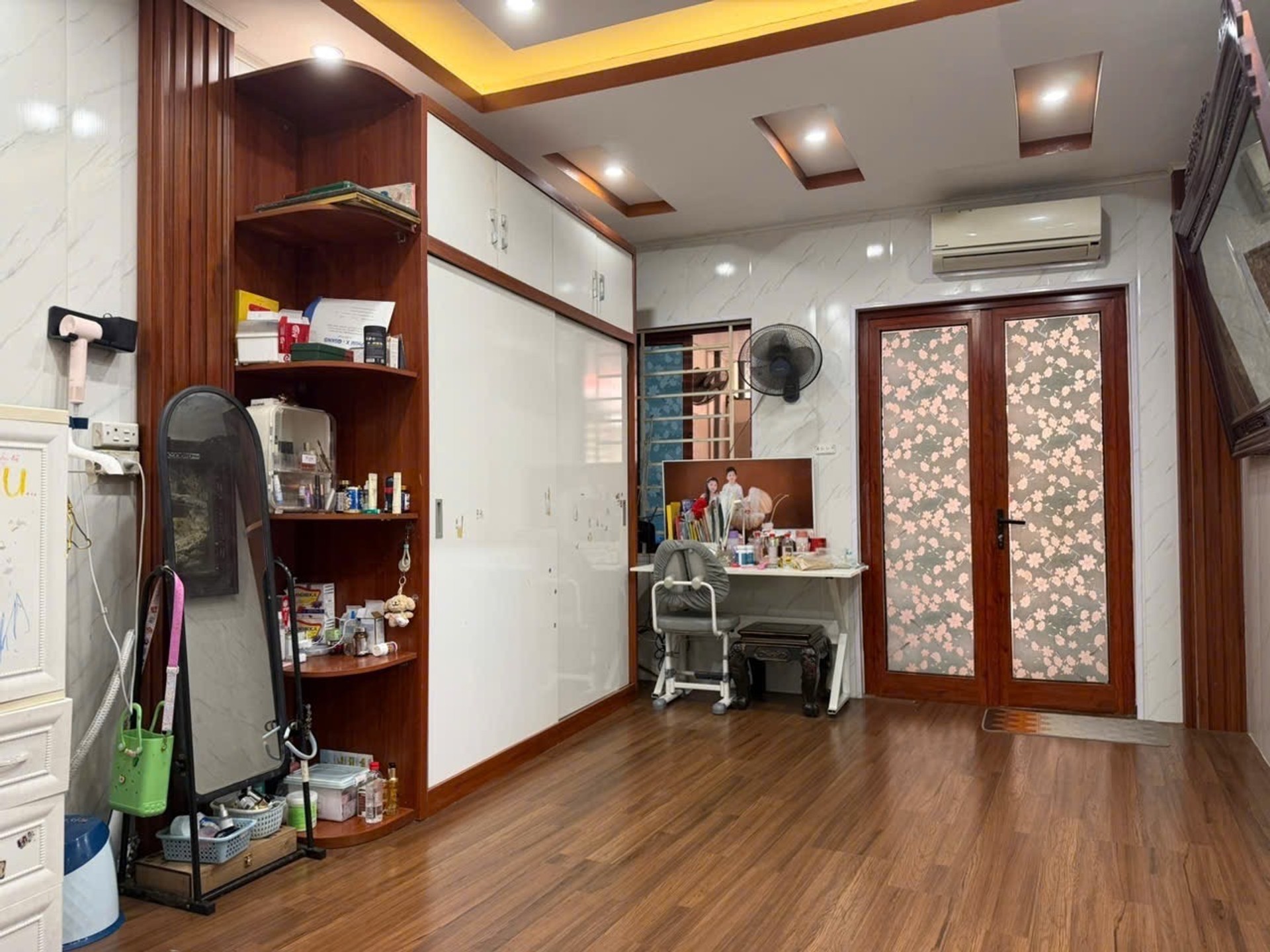 Bán nhanh nhà giá rẻ tại Tân Thụy Long Biên 39m2 giá 5,4 tỷ.