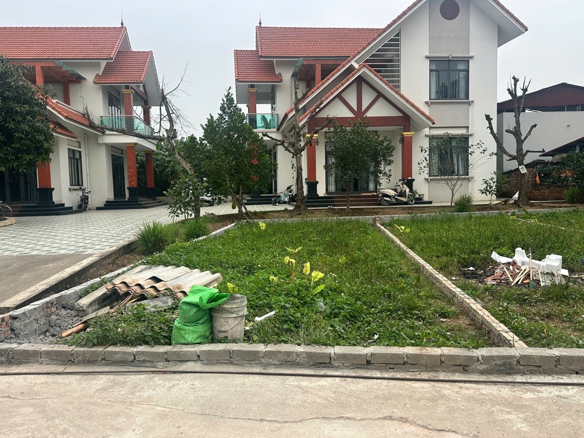 Lô góc 3 mặt tiền, ô tô đỗ cửa - Hiếm tại Hiến Hưng