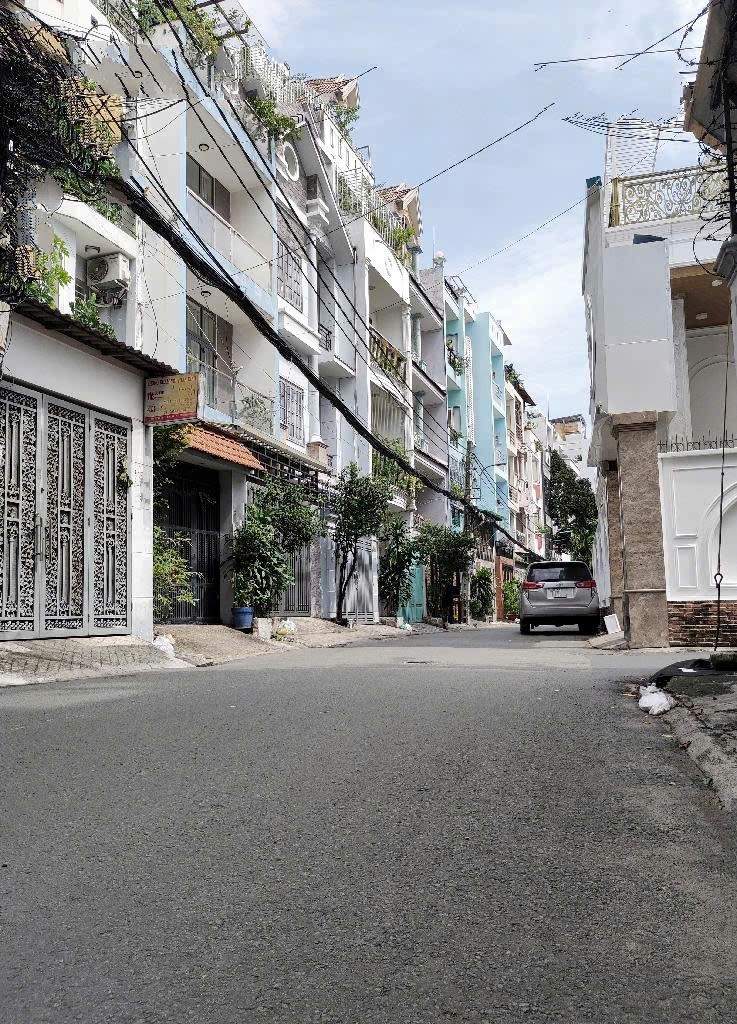 Ngã Tư Âu Cơ- Lạc Long Quân, Nhà 3 Tầng BTCT, Hẻm Xe Hơi 6m, Chỉ 8 Tỏi Nhú