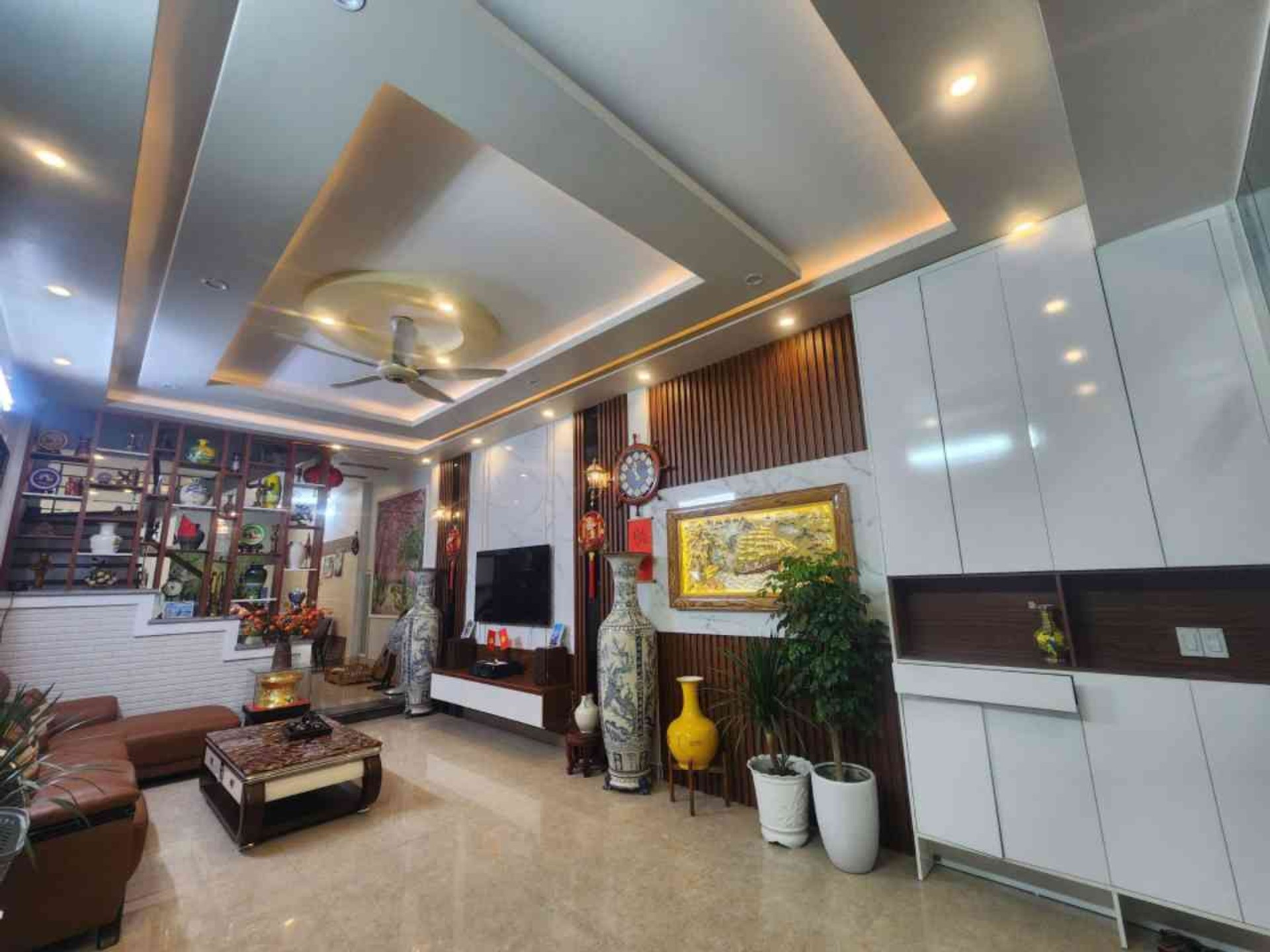 Nhà 4 Tầng Mặt Phố Sầm Uất, Thiết Kế Hiện Đại