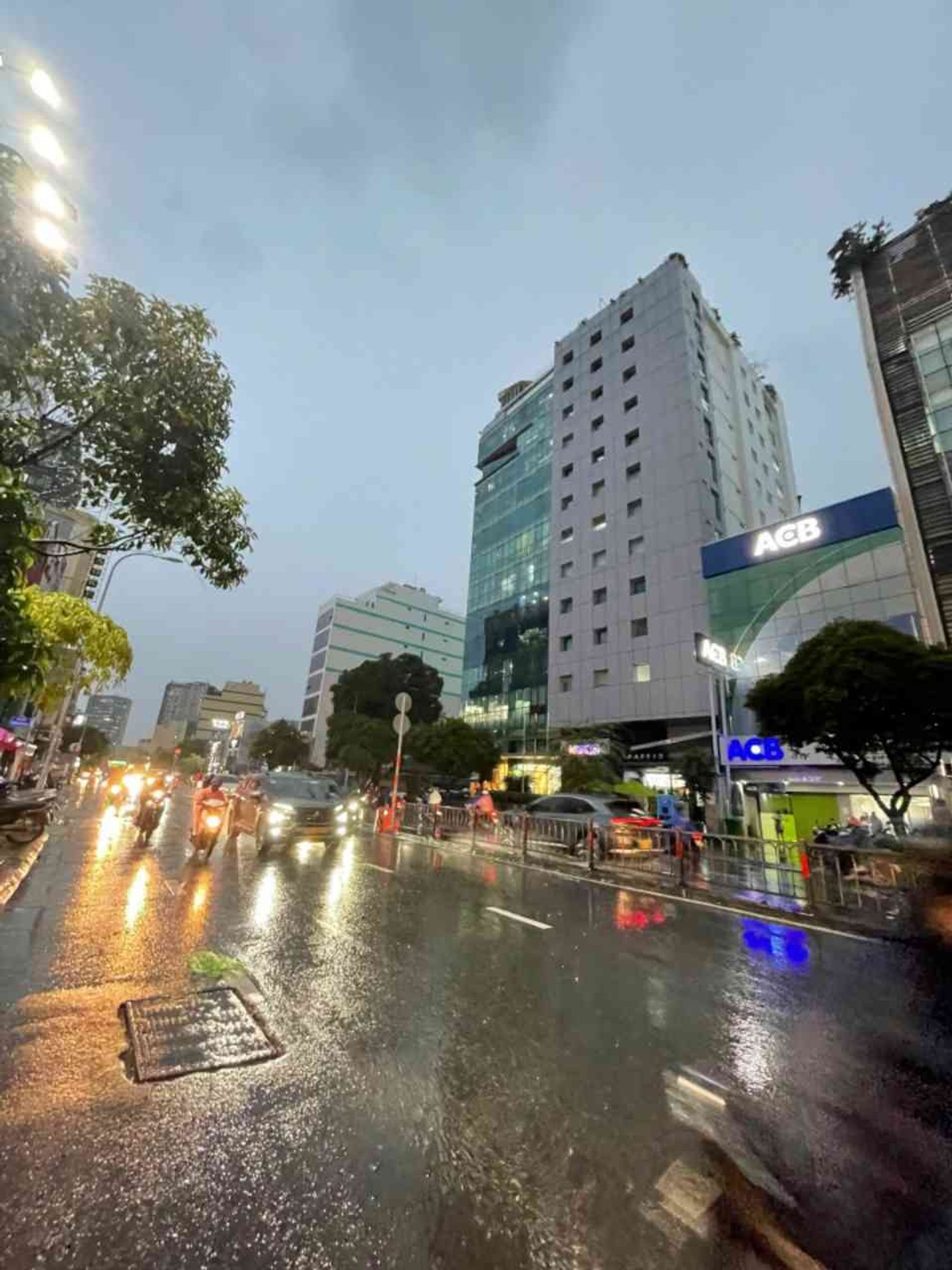 Nhà mặt phố Phú Nhuận, 4 tầng, siêu kinh doanh giá tốt