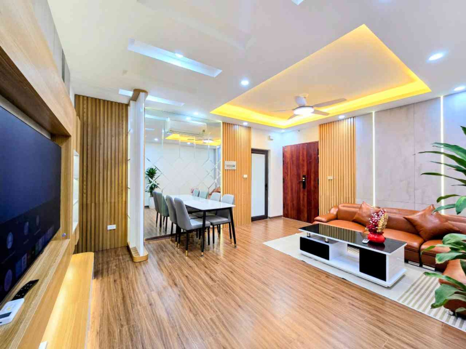 Căn hộ 76m² với 3 ngủ 2 vệ sinh view đẹp, lô góc thoáng, full nội thất tại Long Biên, nhỉnh 4 tỷ