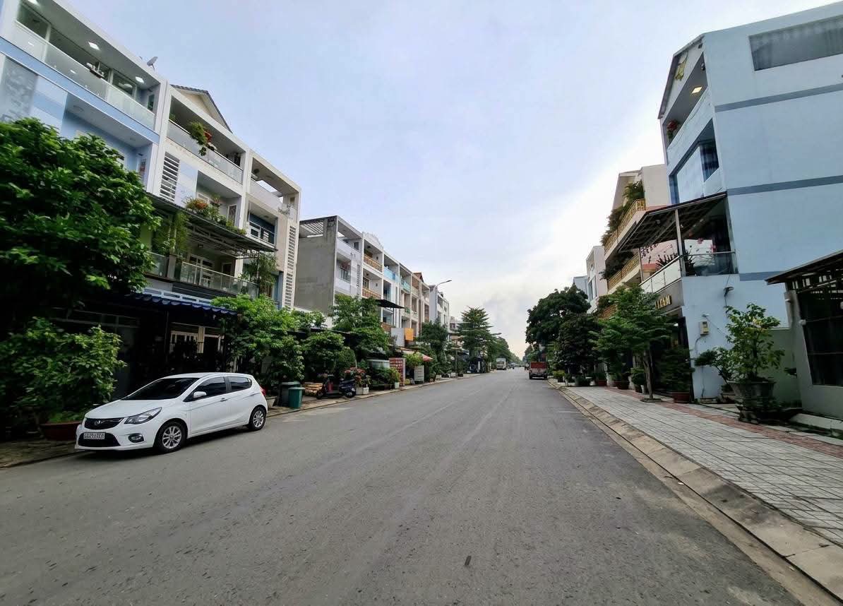 Bán CHDV mặt t.i.ề.n đường số KDC Bình Điền P.7 Q.8. Diện tích 160m2. Kết cấu 4 tầng, 11 phòng.