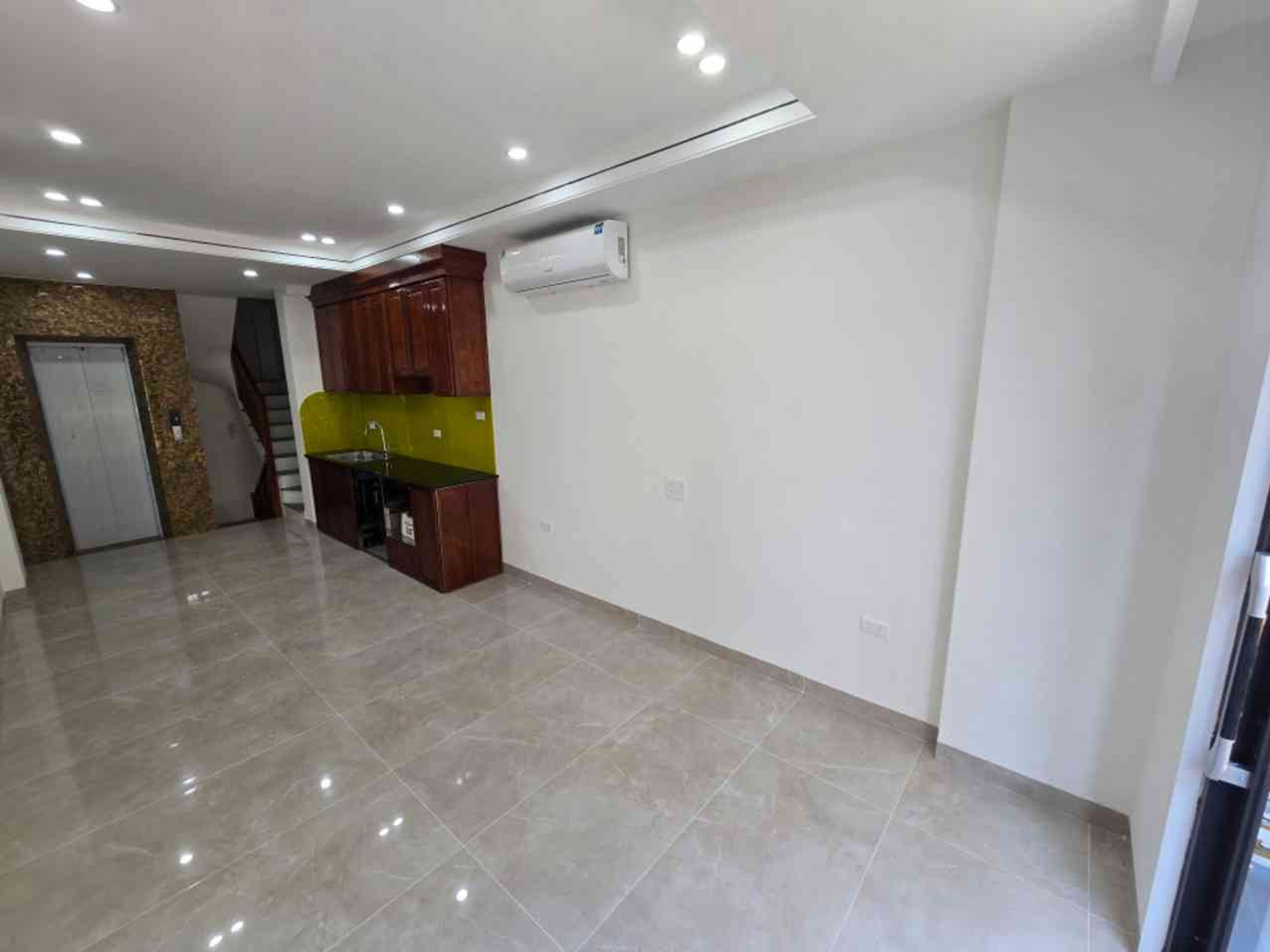 Nhà mới 6 tầng thang máy, ô tô tránh, thiết kế hoàn hảo ở Phúc Hoa