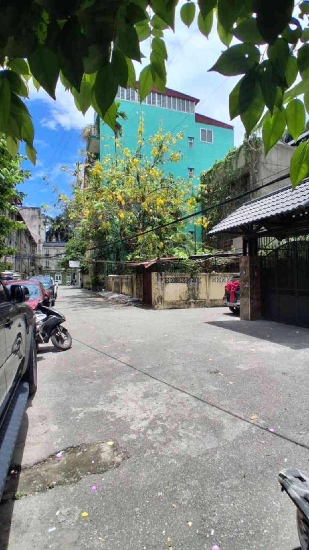 Bán gấp nhà Đội Cấn, DT 240m2, lô góc, đường 3 ôtô tránh- Khu dân trí cao, nhà của cán bộ lão thành