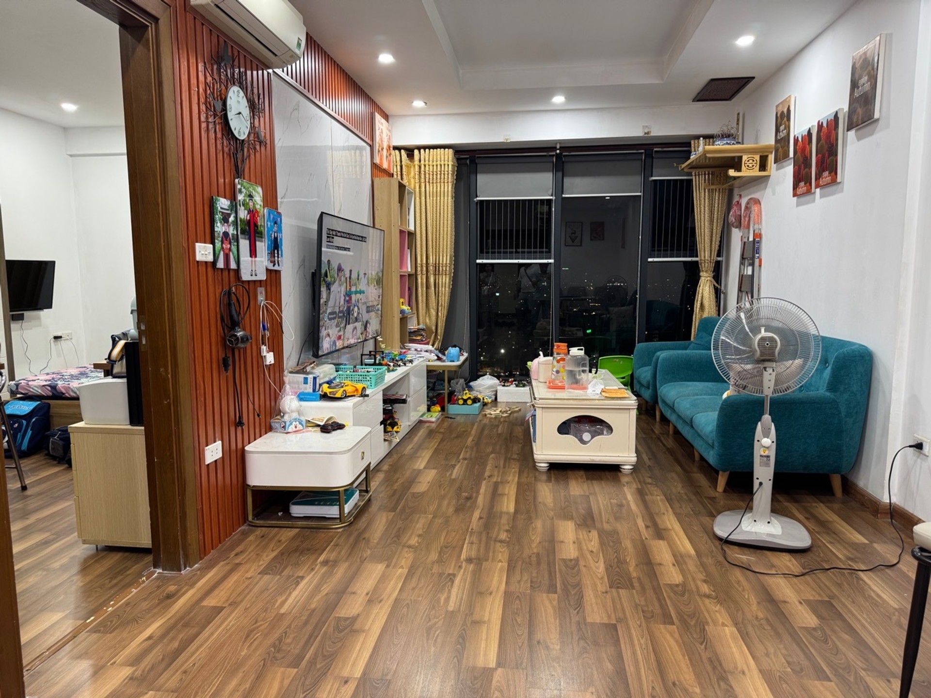 Bán căn hộ 2 phòng ngủ lô góc view phố tại Goldmark City