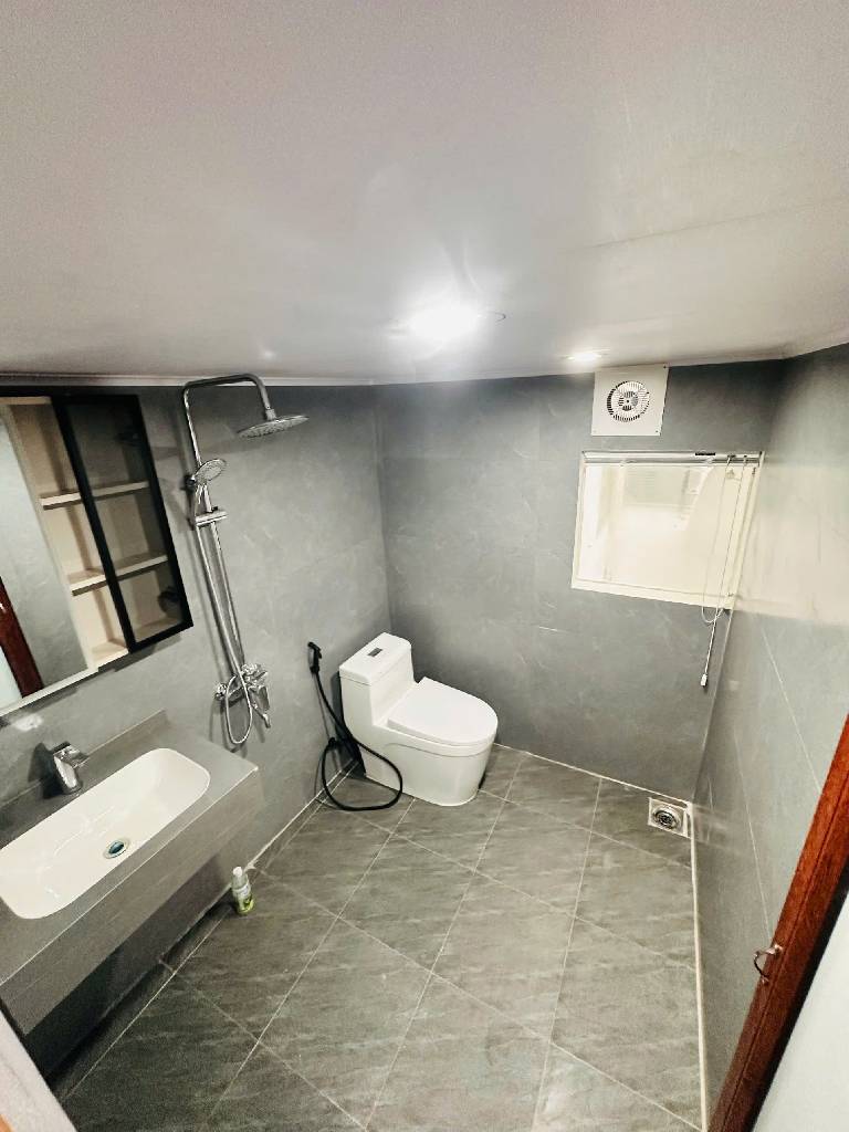 Bán nhà riêng 7 tầng khu vực Lạc Long Quân với 12 phòng khép kín và view Hồ Tây