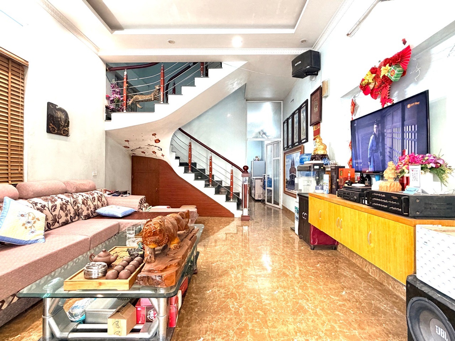 Nhà đẹp 3 tầng hướng Đông Bắc, gần bãi tắm Cột 8