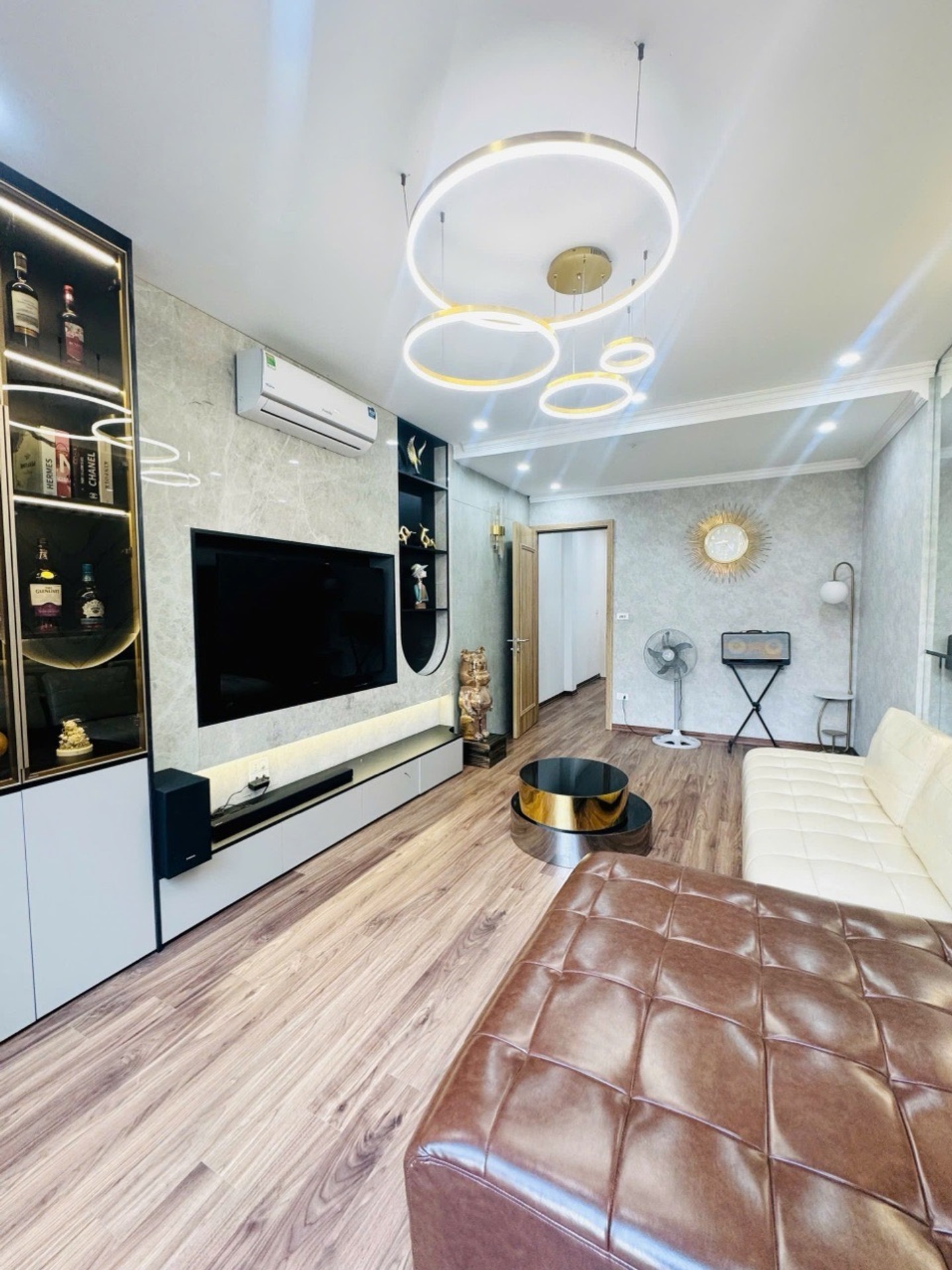 Nhà mặt ngõ, gara ô tô giữa lòng Ngọc Thụy