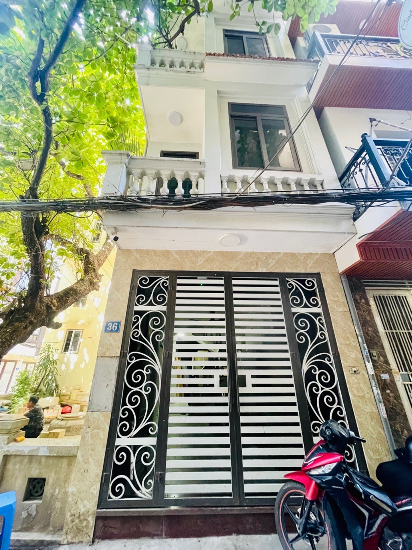 Giá đầu tư vẫn ngon. DT 50m2 5 tầng, lô góc, ngõ oto thông, gần Hồ. Nhà dân xây.