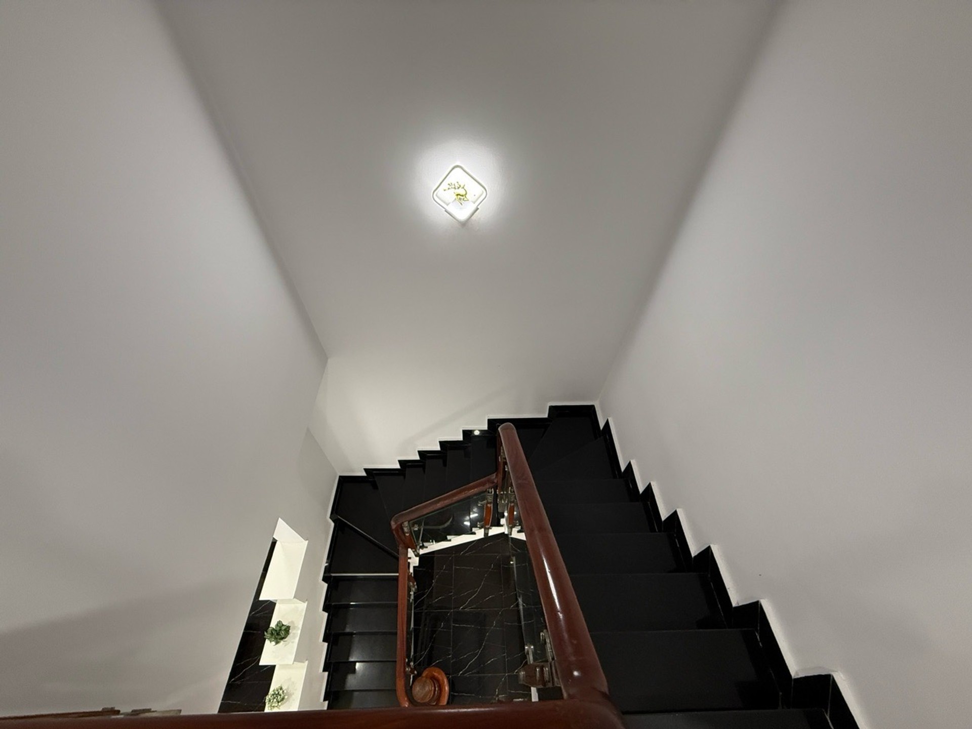 Nhà 2 Tầng Hiện Đại Gần Bến Xe Miền Đông Mới, Sống Tiện Nghi