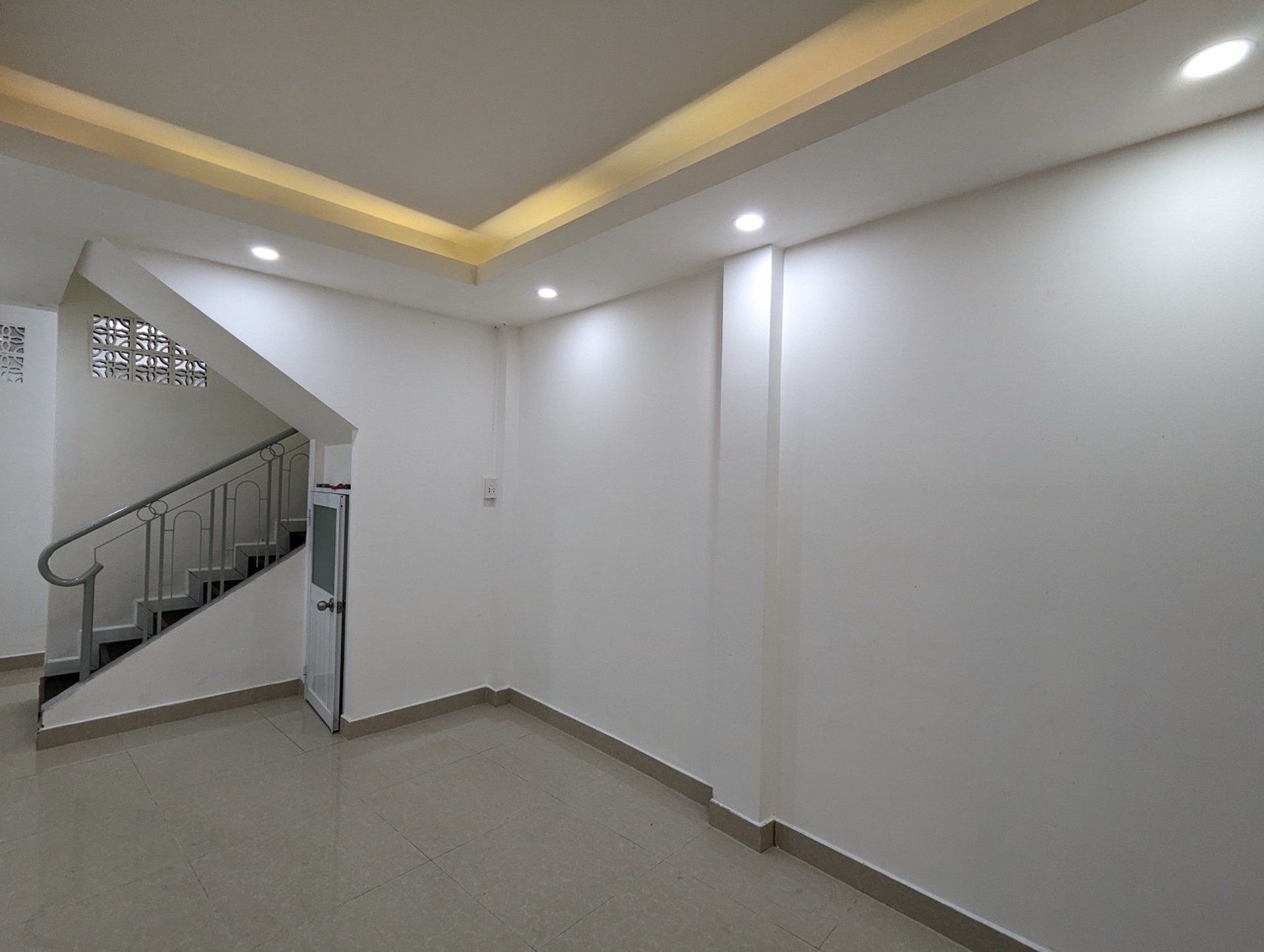 Nhà 3 tầng, 4PN, vị trí trung tâm tiện lợi