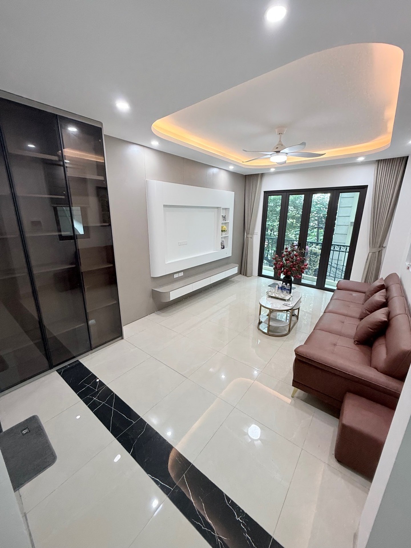 Nhà Góc Thang Máy Sang Trọng Tại Trung Tâm Cầu Giấy 11,x Tỷ