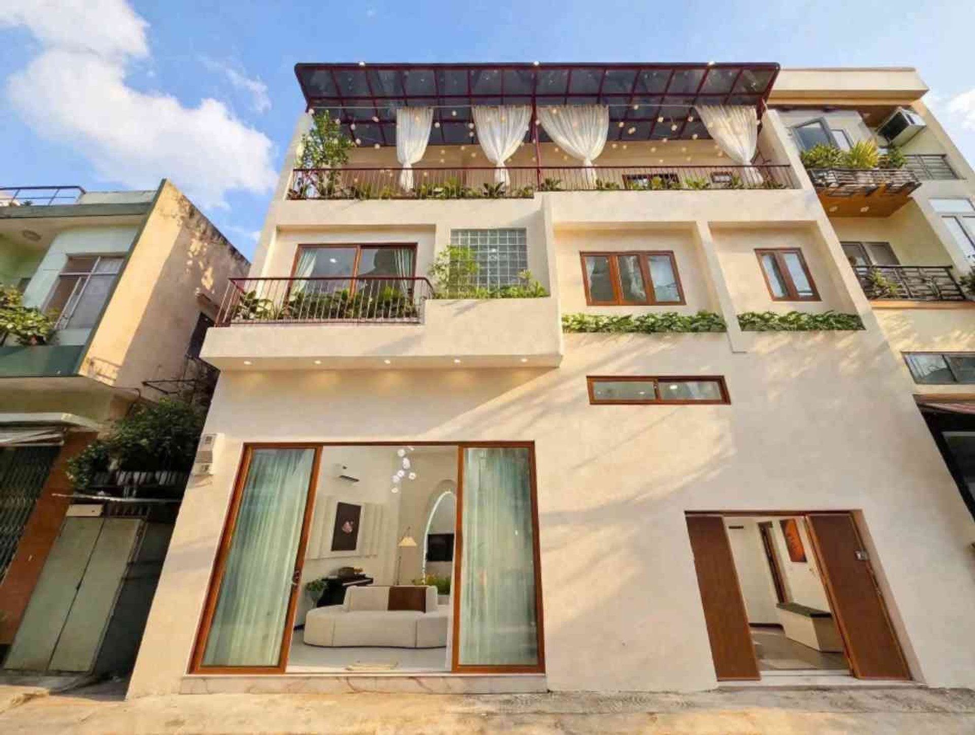 Nhà phố lô góc 4 tầng mặt tiền rộng, vị trí trung tâm Hải Châu