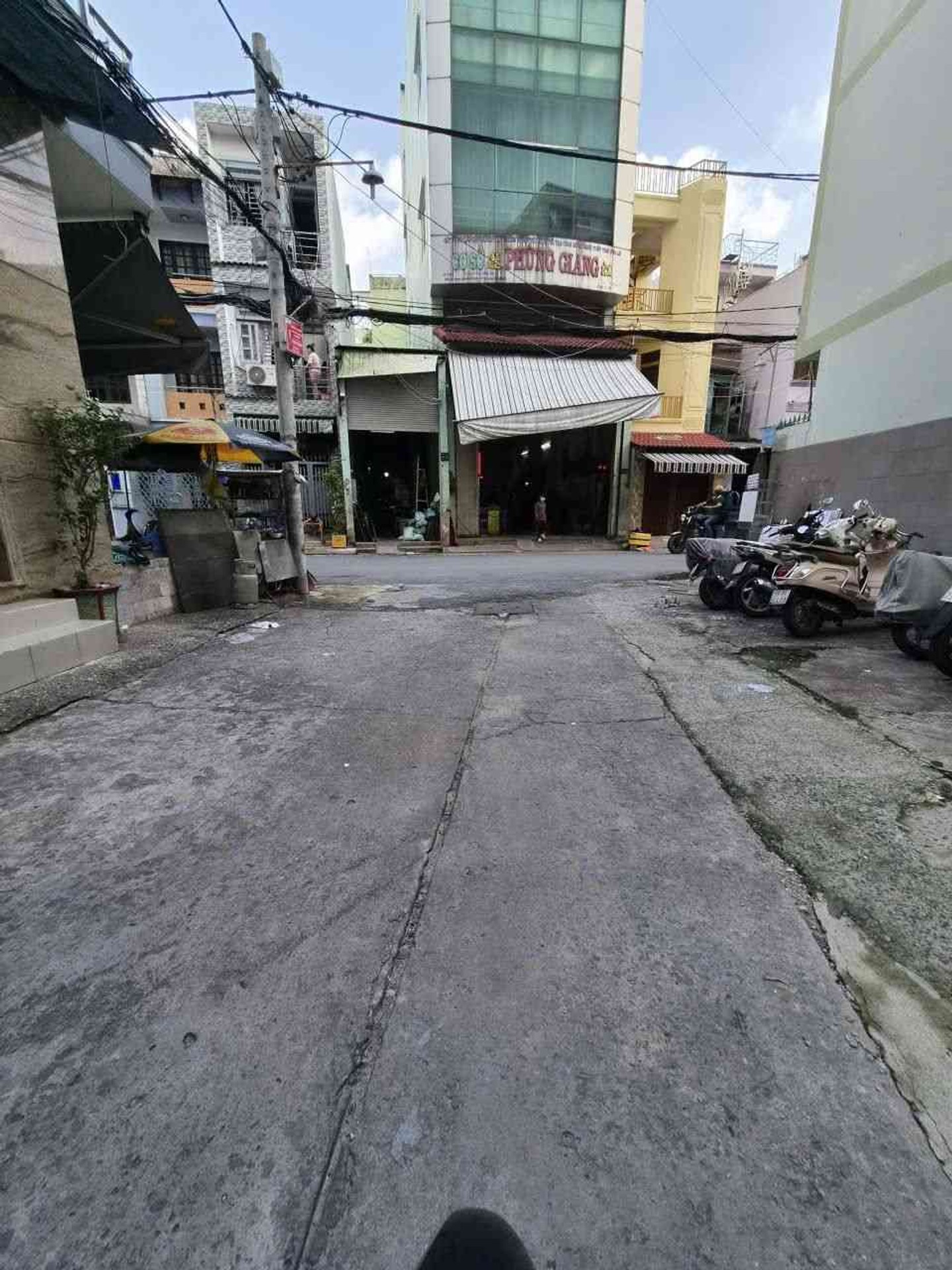 Nhà 3 tầng có thang máy, hẻm ô tô vào nhà khu Âu Cơ - Lạc Long Quân