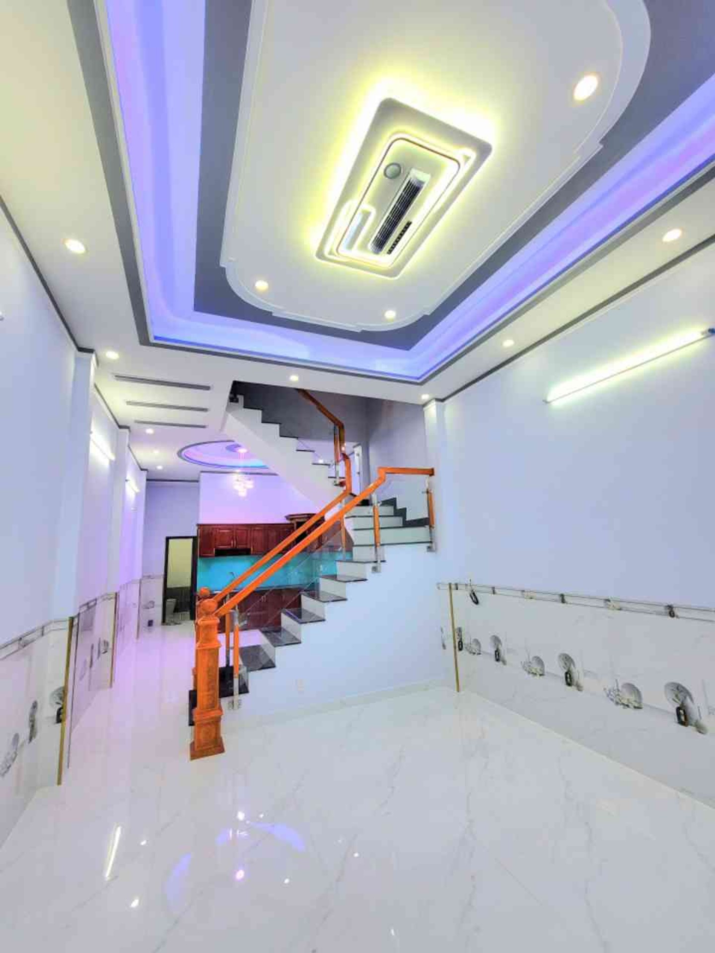 Nhà mặt phố mới, sân ô tô rộng, giá chỉ 4,2 tỷ tại Tân Đông Hiệp