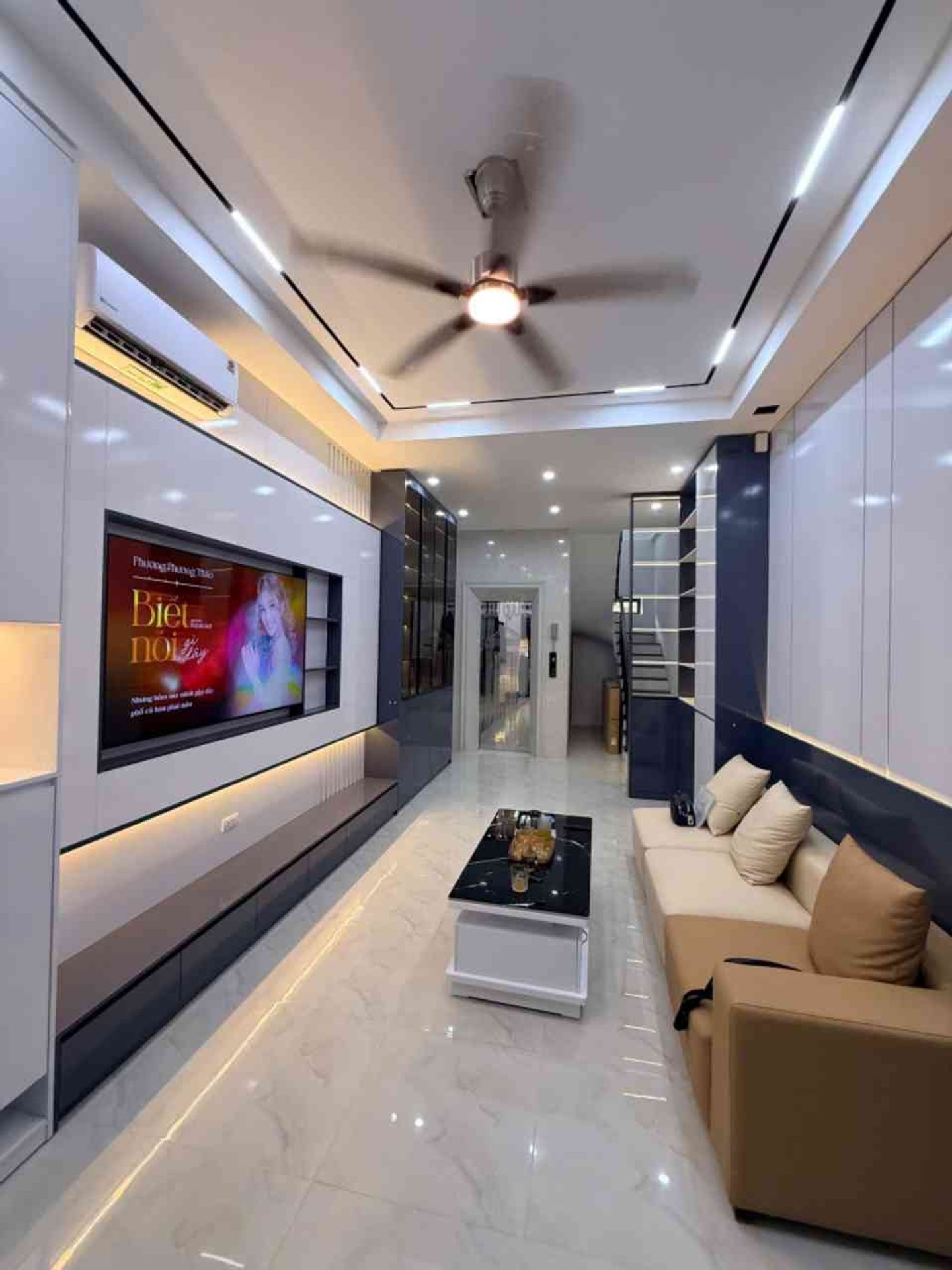 Nhà 6 tầng gần Hồ Tây, ngõ thông, thiết kế hiện đại, thang máy