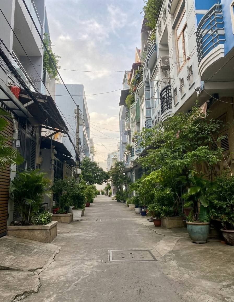 Bán nhà Q.8 hẻm trước nhà 5m. Diện tích 47m2. Kết cấu 3 tầng 4PN 3WC.