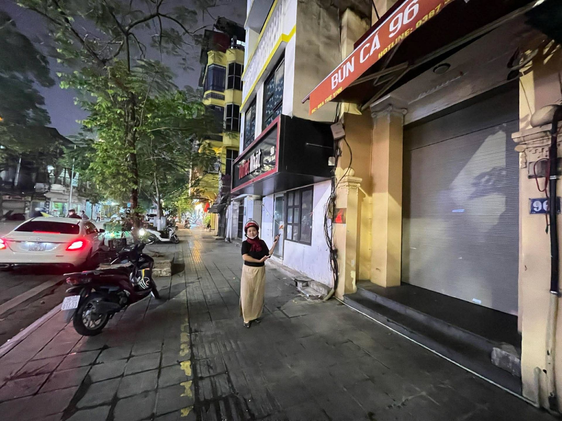 B. nhà mặt phố Tuệ Tĩnh, trung tâm hai Bà Trưng, HN, 4 tầng, mt 12m, S 320m², giá chào 395 tỷ