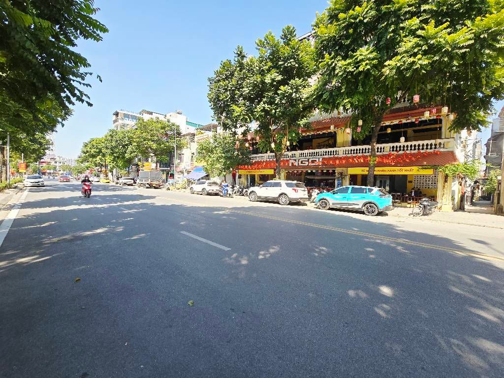Lô góc 4 tầng sáng thoáng, gần phố, giá hấp dẫn