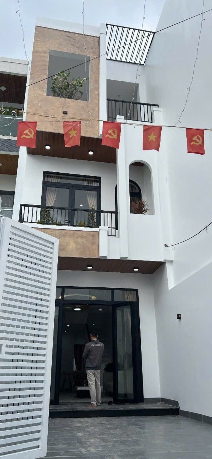 Nhà lô góc kiệt ô tô Nguyễn Chánh - Sống tiện nghi, gần biển