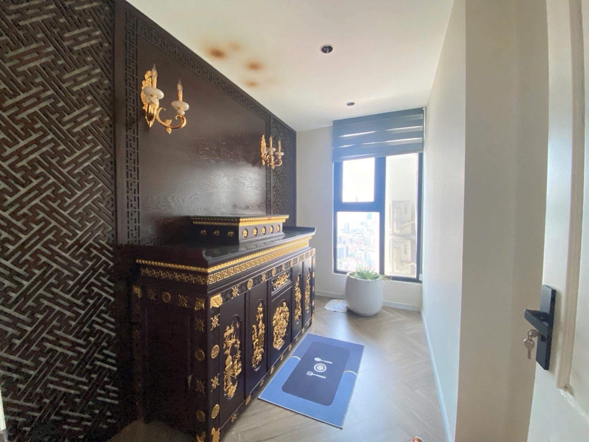 Thiết kế căn hộ: Diện tích 180m², thiết kế 2 tầng, 3 phòng ngủ, 3WC, 1 phòng khách, bếp.
- Ban cô
