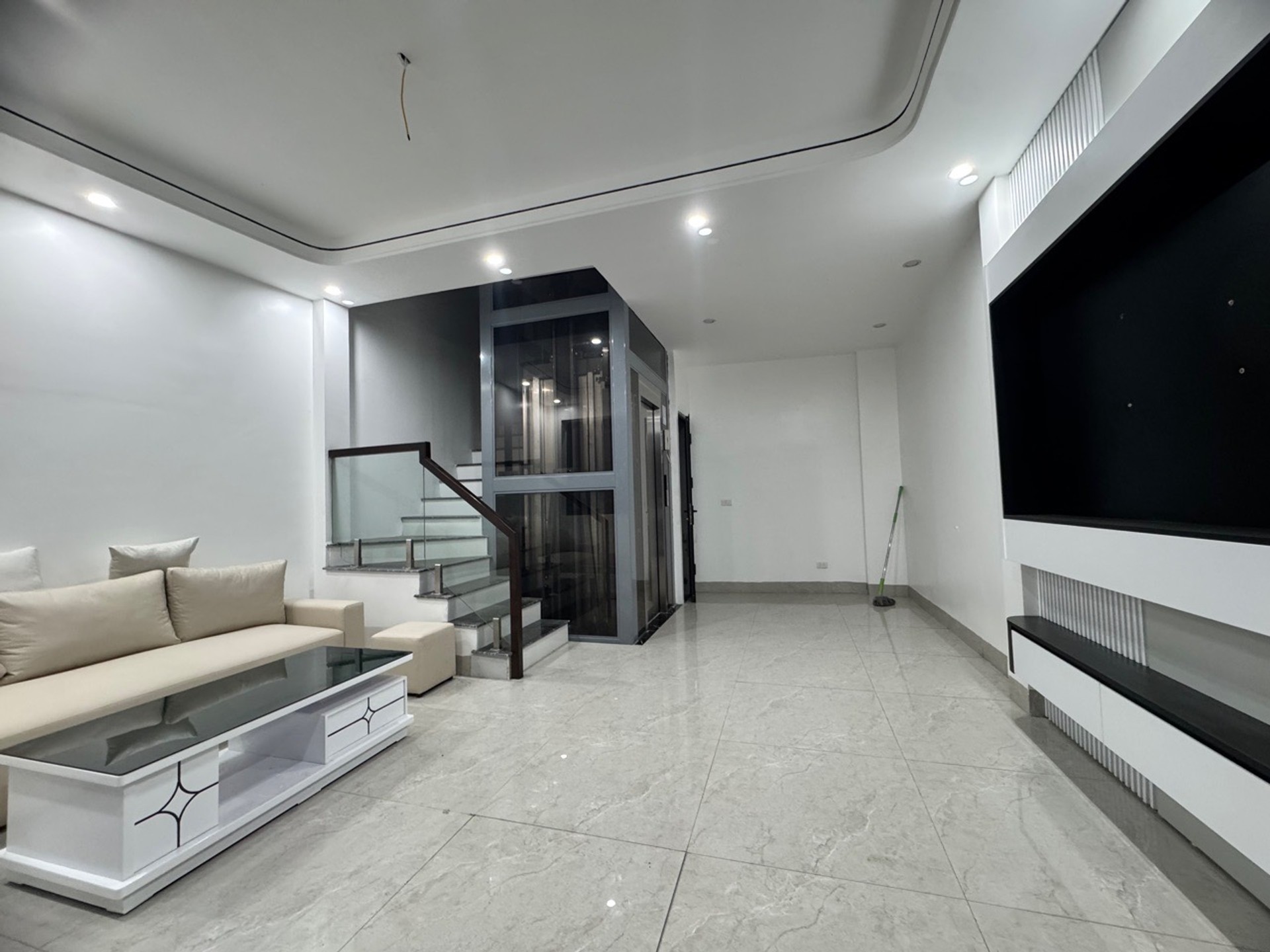 Nhà mới 6 tầng thang máy, giá tốt tại Gia Quất