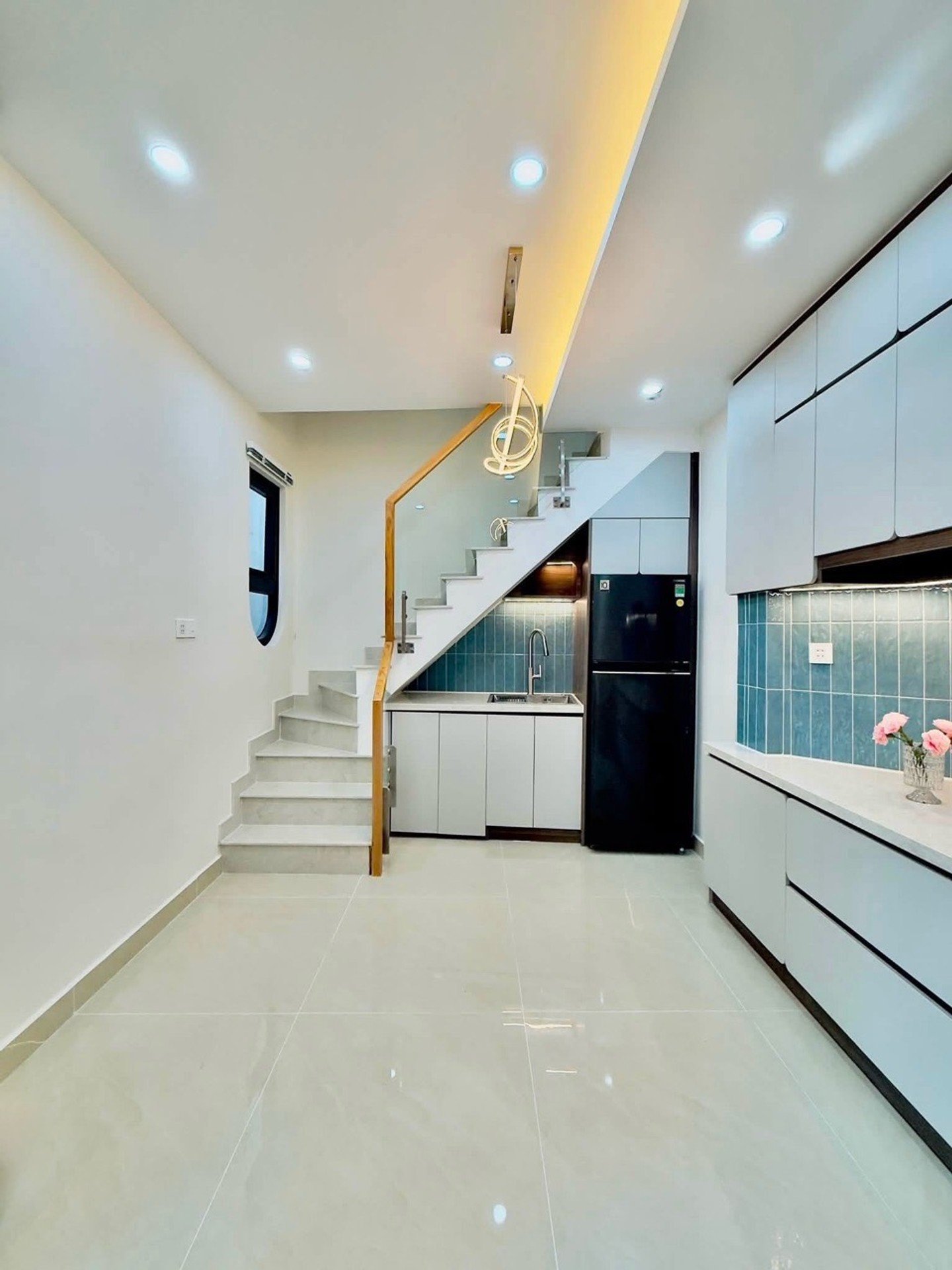 Nhà 3 lầu, đầy đủ tiện nghi tại Trần Quốc Toản, Tân Định. Vị thế trung tâm, tiện ích tuyệt vời.