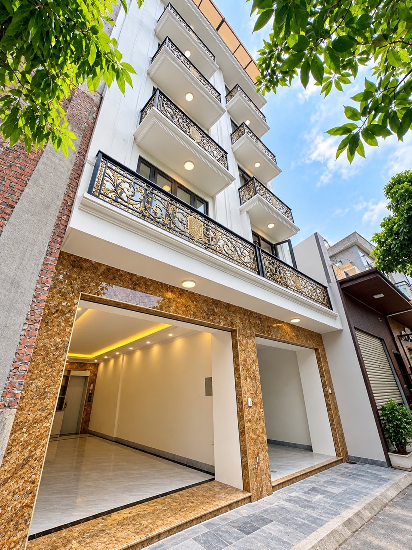 Bán nhà riêng 6 tầng tại phường Nguyễn Văn Linh, thiết kế hiện đại, thang máy, gara ô tô