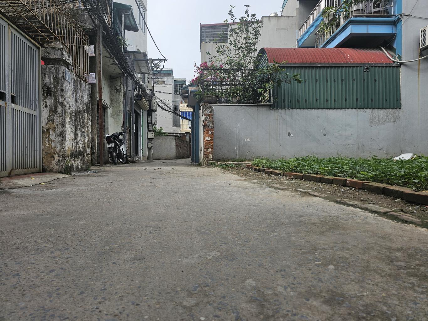 Bán đất LONG BIÊN lô góc diện tích 53m2. Đường thông ô tô, gần chợ cạnh trường học. Giá nhỉnh 3 tỷ