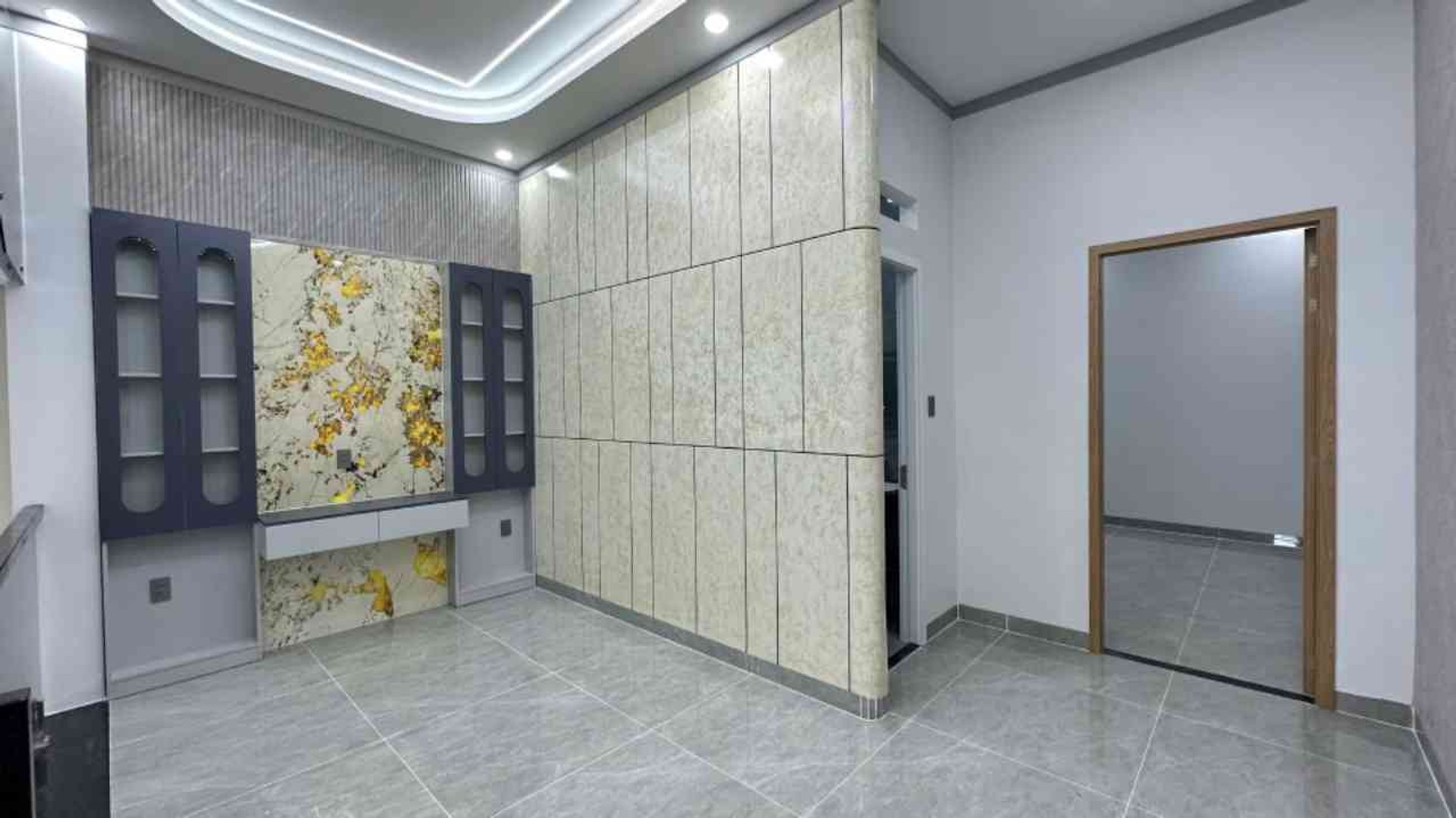 Bán nhà ngay chợ Dĩ An 100m2 4 tầng 4 phòng ngủ sân ô tô chỉ 7,8 tỷ.