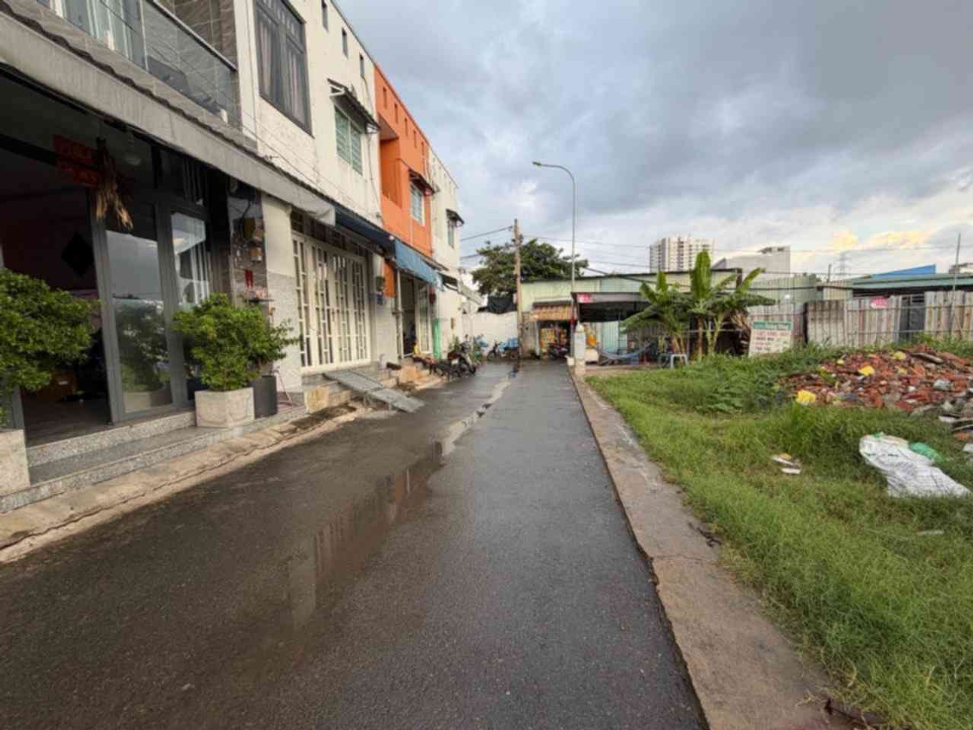 Cơ hội hiếm có tại Quận 7 - Nhà 2 tầng, xe hơi đậu cửa chỉ hơn 5 tỷ