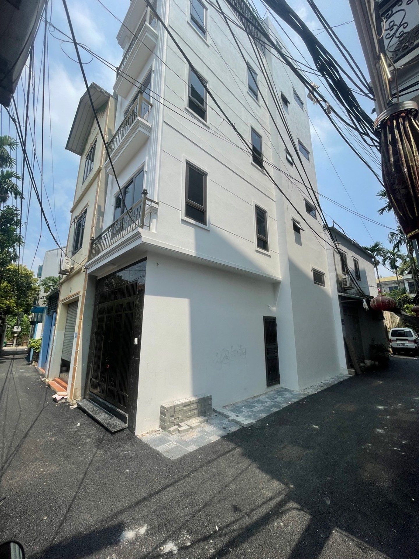 Nhà 5 tầng lô góc ô tô đỗ cửa gần Đại học Thể dục Thể thao