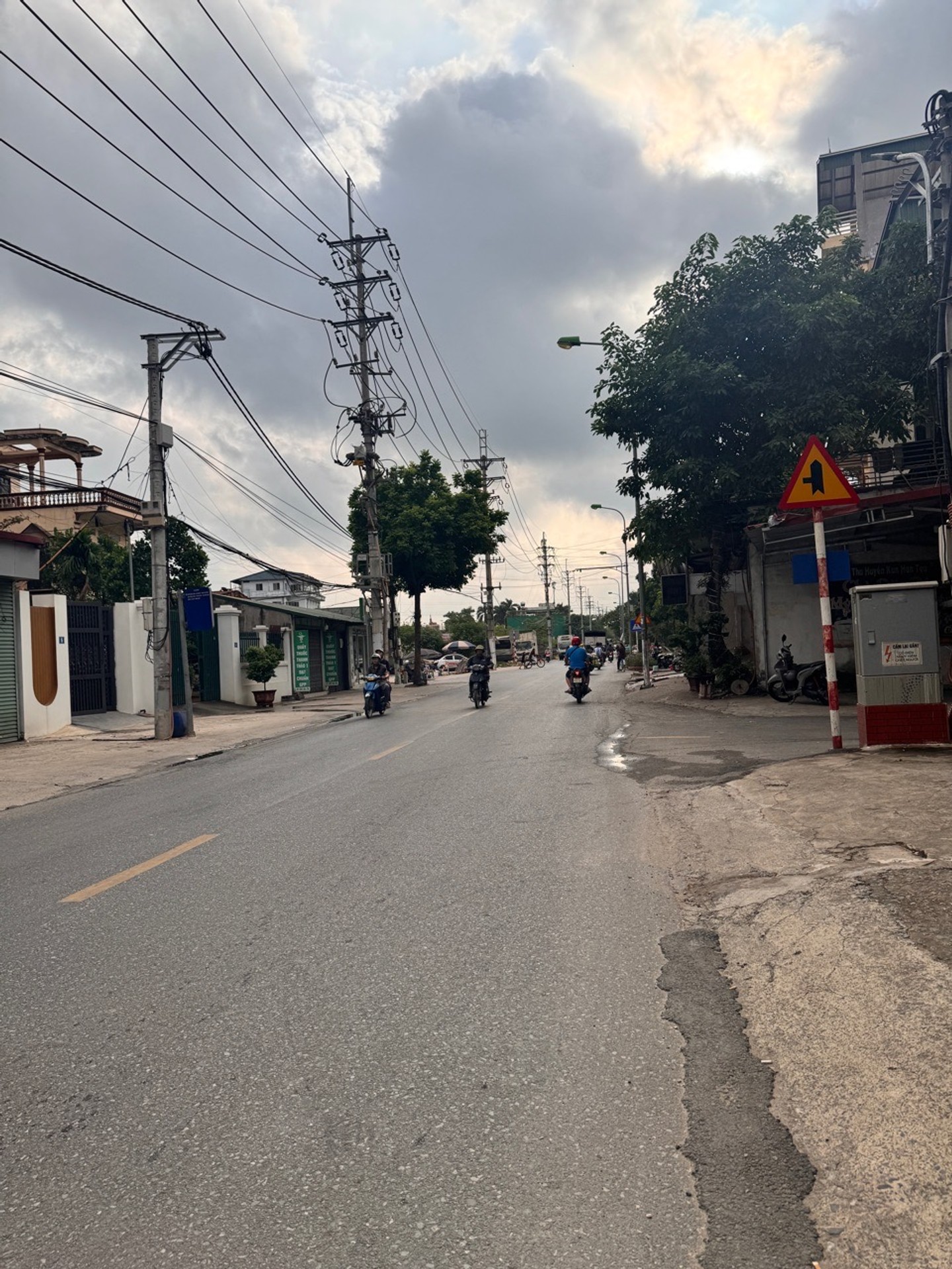 NHÀ ĐẸP FULL THỔ CƯ, ĐƯỜNG THÔNG Ô TÔ VÀO NHÀ, KINH DOANH TẠI DO HẠ MÊ LINH.