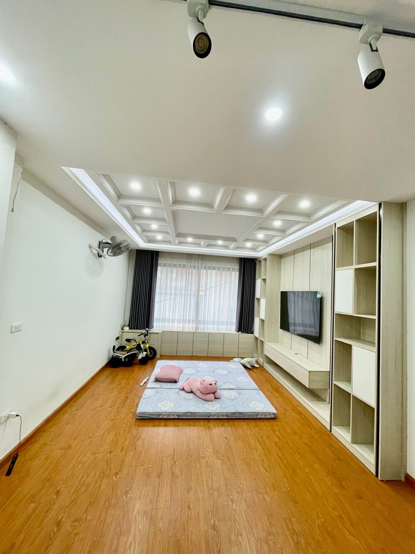 Nhà lô góc 6 tầng tại Trương Định, thuận tiện kinh doanh và ô tô đỗ gần