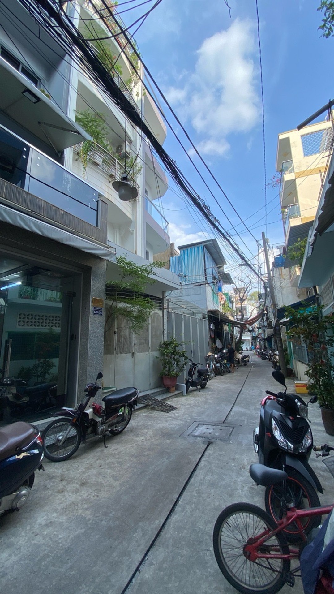 Nhà phố hiện đại 4PN tiện nghi ở Quận 11, hẻm xe hơi thông thoáng