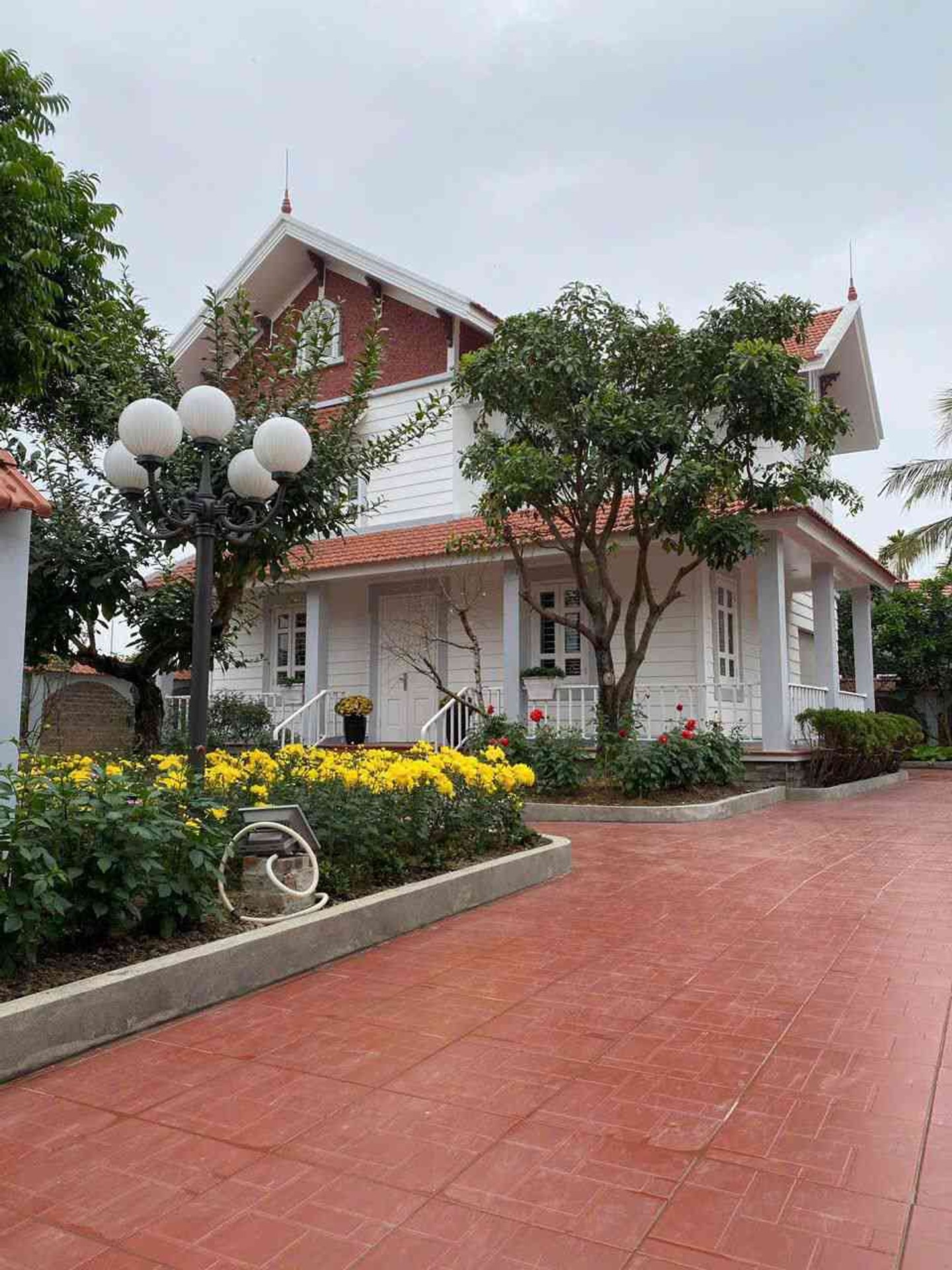 Biệt thự sân vườn rộng thoáng ngay Hòa Nghĩa